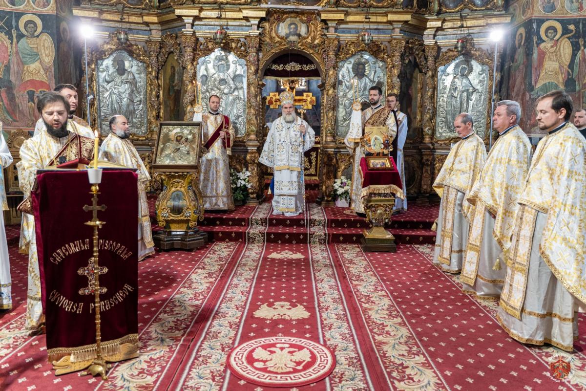 Sfinții Arhangheli Mihail și Gavriil, cinstiți la Catedrala Arhiepiscopală din Roman Sfinții Arhangheli Mihail și Gavriil, cinstiți la Catedrala Arhiepiscopală din Roman