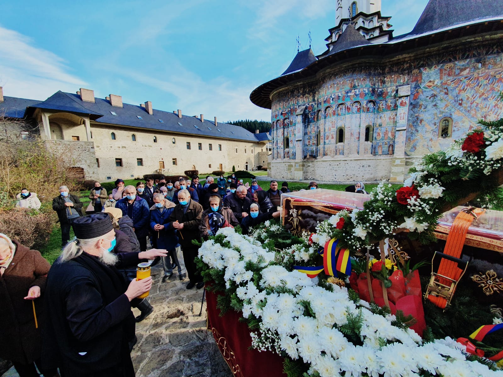 „Sus să avem inimile!”