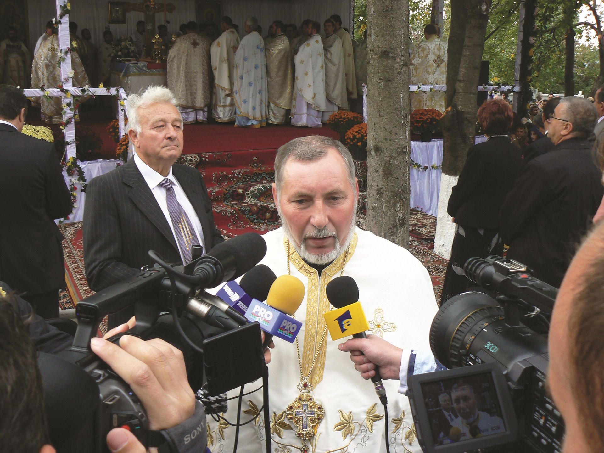 Recenzie: „Culegând roadele slujirii sale. Volum omagial dedicat Părintelui Vilie Doroșincă”