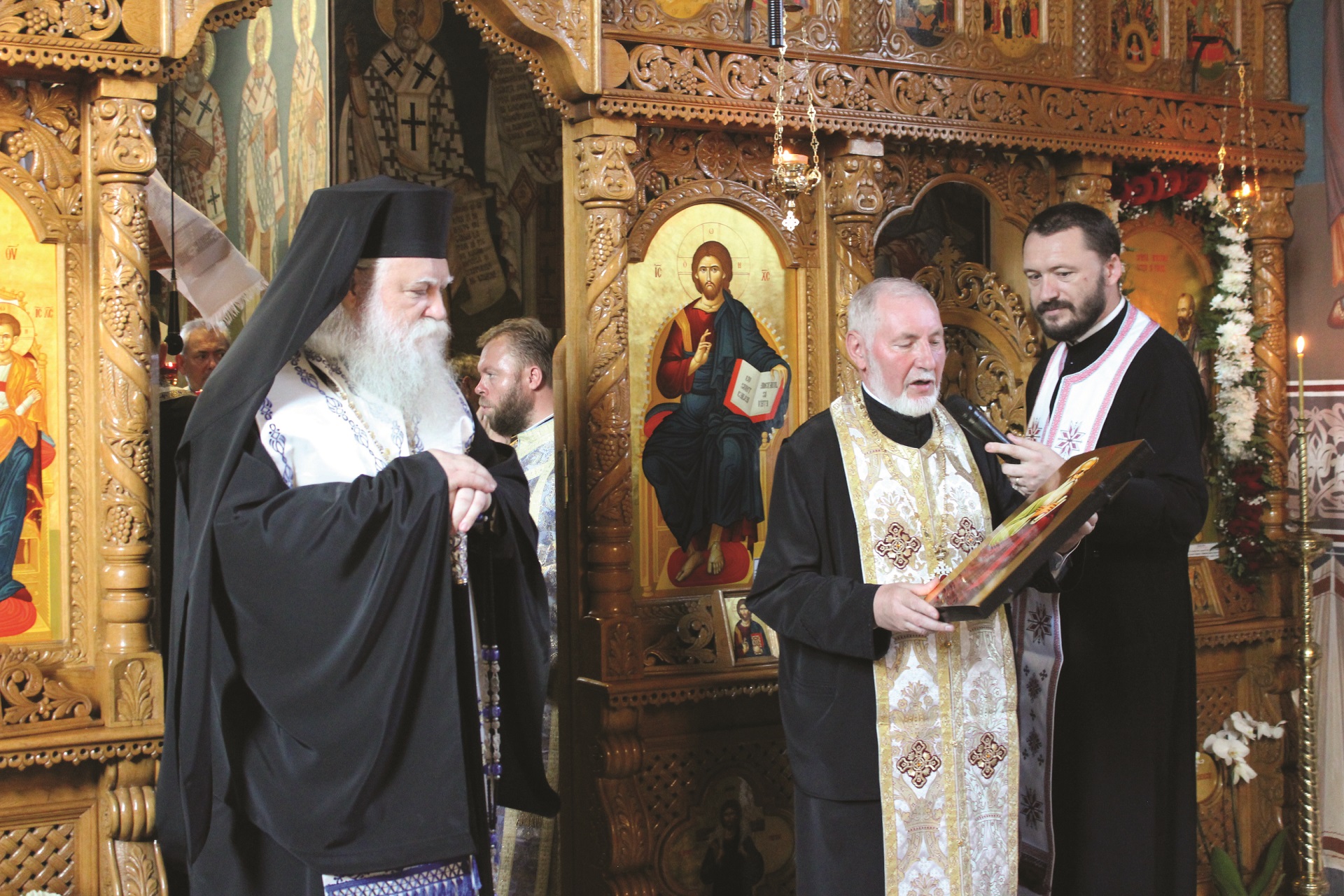 Recenzie: „Culegând roadele slujirii sale. Volum omagial dedicat Părintelui Vilie Doroșincă”