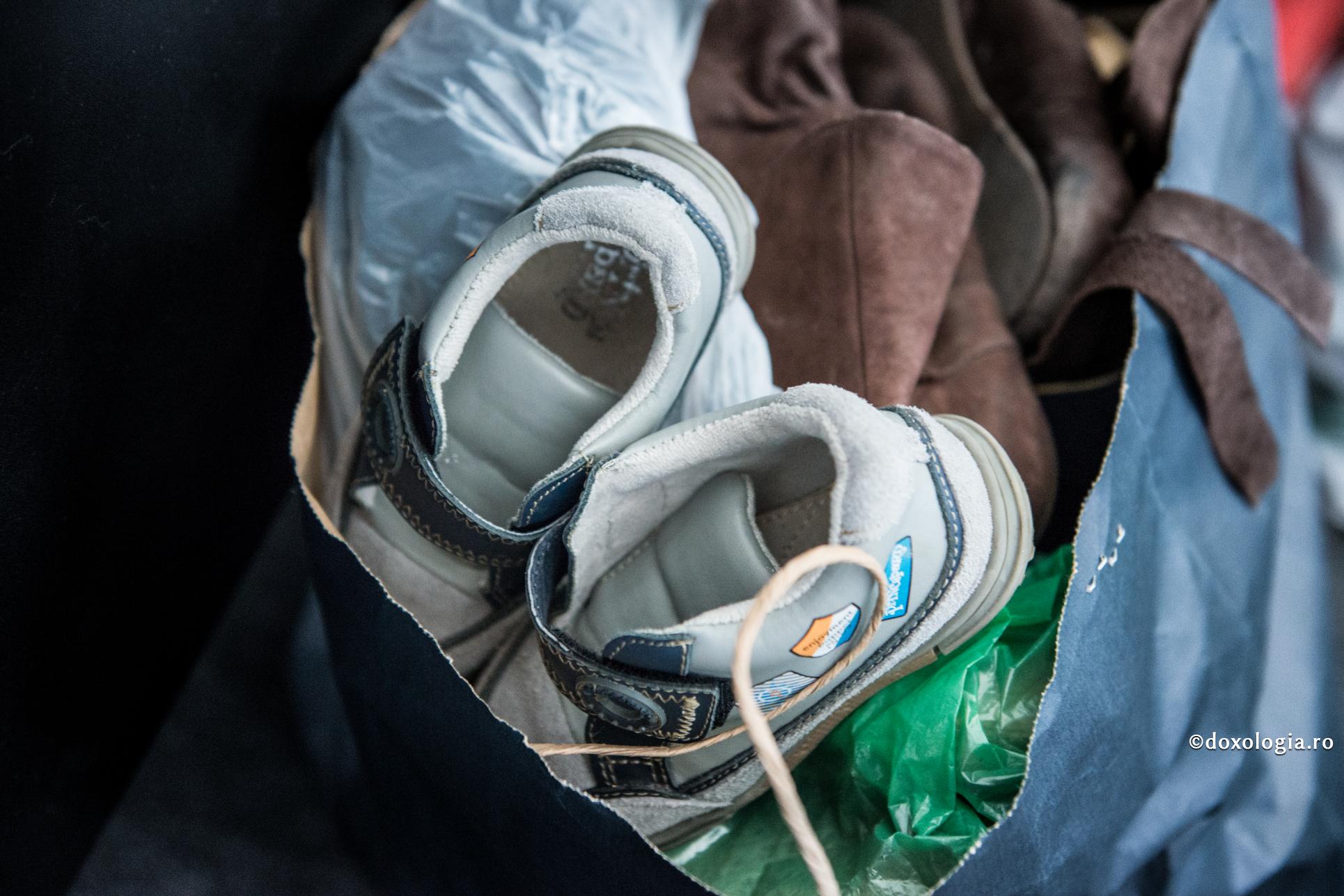 Foto: Oana Nechifor Donațiile din cadrul campaniei „Să îmbrăcăm un copilaș în prag de iarnă” au ajuns la destinație