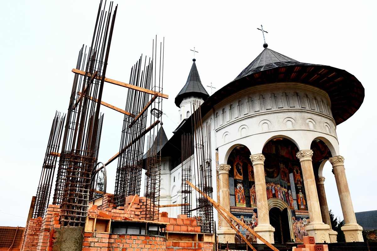 Foto: Constantin Ciofu Stadiul lucrărilor la clopotnița Mănăstirii Hadâmbu
