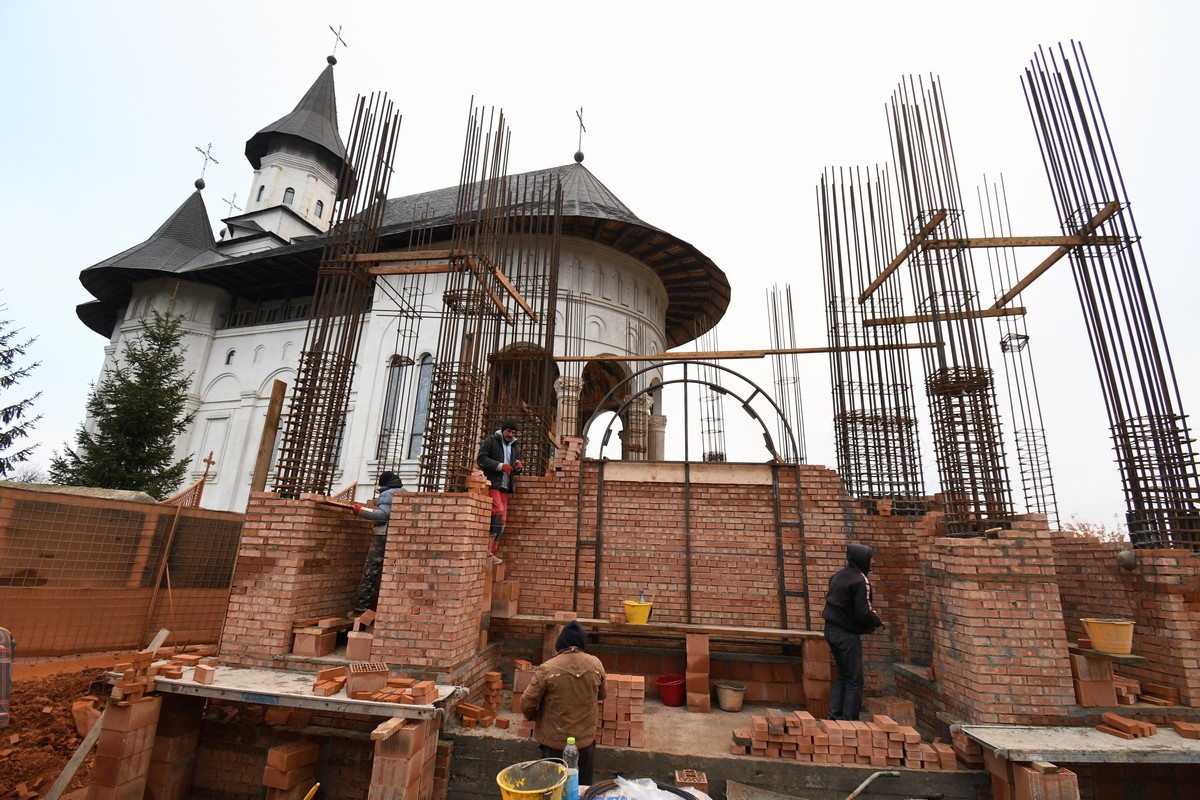 Foto: Constantin Ciofu Stadiul lucrărilor la clopotnița Mănăstirii Hadâmbu