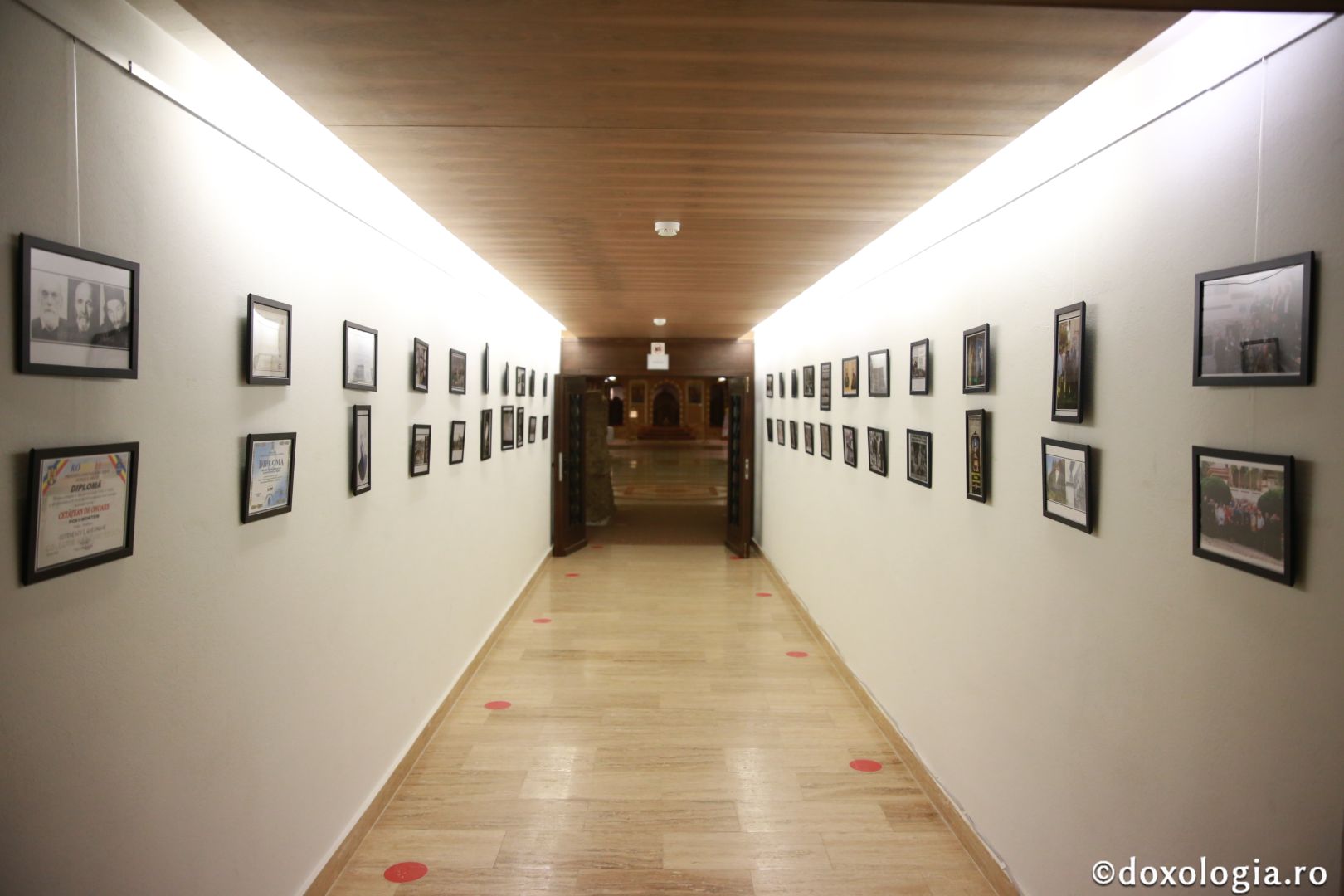 O nouă expoziție la Muzeul Mitropolitan din Iași: „55 de ani de la trecerea la cele veşnice a preotului profesor Gheorghe Cotenescu”