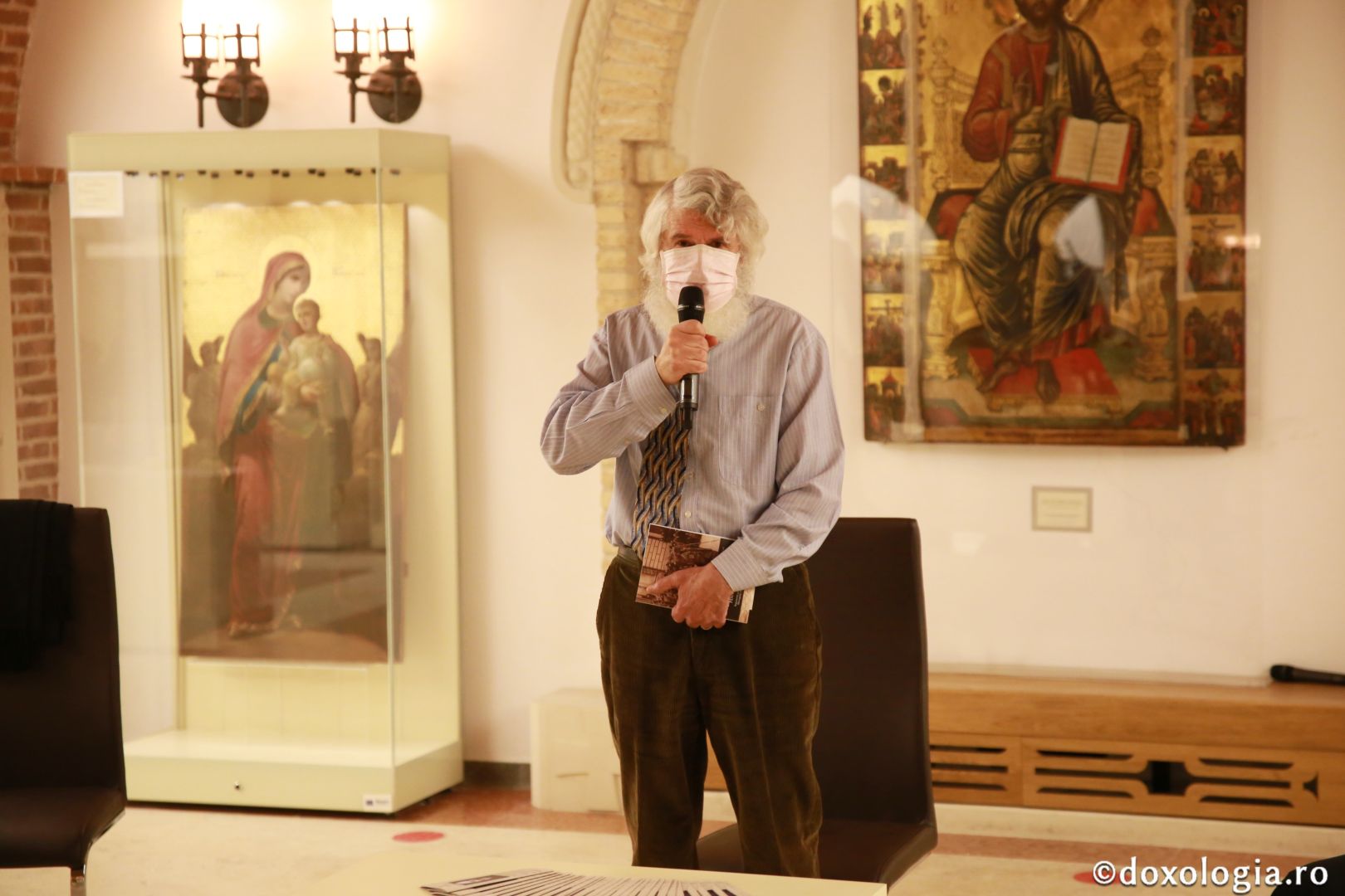 O nouă expoziție la Muzeul Mitropolitan din Iași: „55 de ani de la trecerea la cele veşnice a preotului profesor Gheorghe Cotenescu”