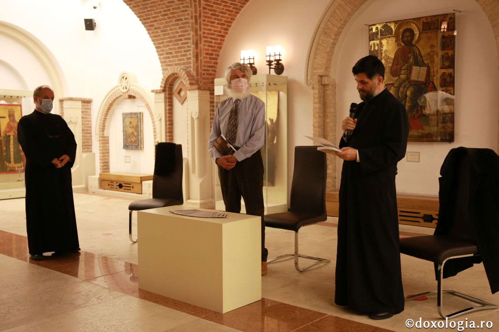 O nouă expoziție la Muzeul Mitropolitan din Iași: „55 de ani de la trecerea la cele veşnice a preotului profesor Gheorghe Cotenescu”