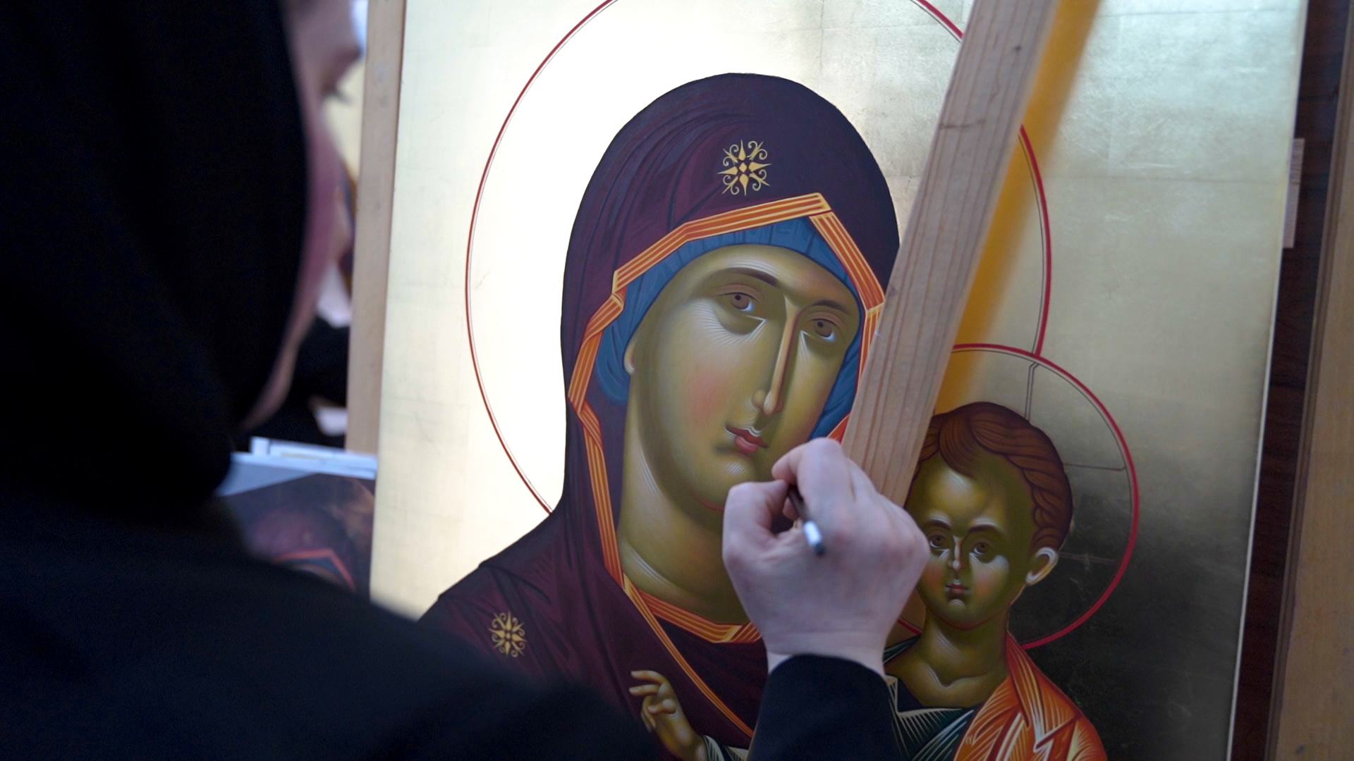 (Video) Ferestre către Cer: Cum se pictează icoanele în atelierul Mănăstirii Văratec?