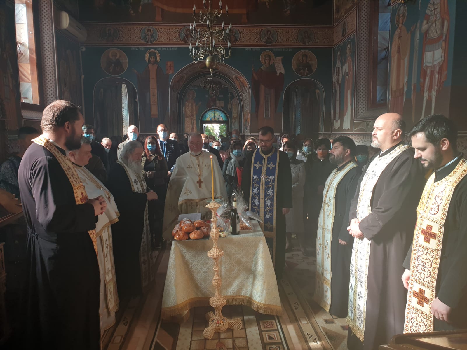 Recenzie: „Culegând roadele slujirii sale. Volum omagial dedicat Părintelui Vilie Doroșincă”