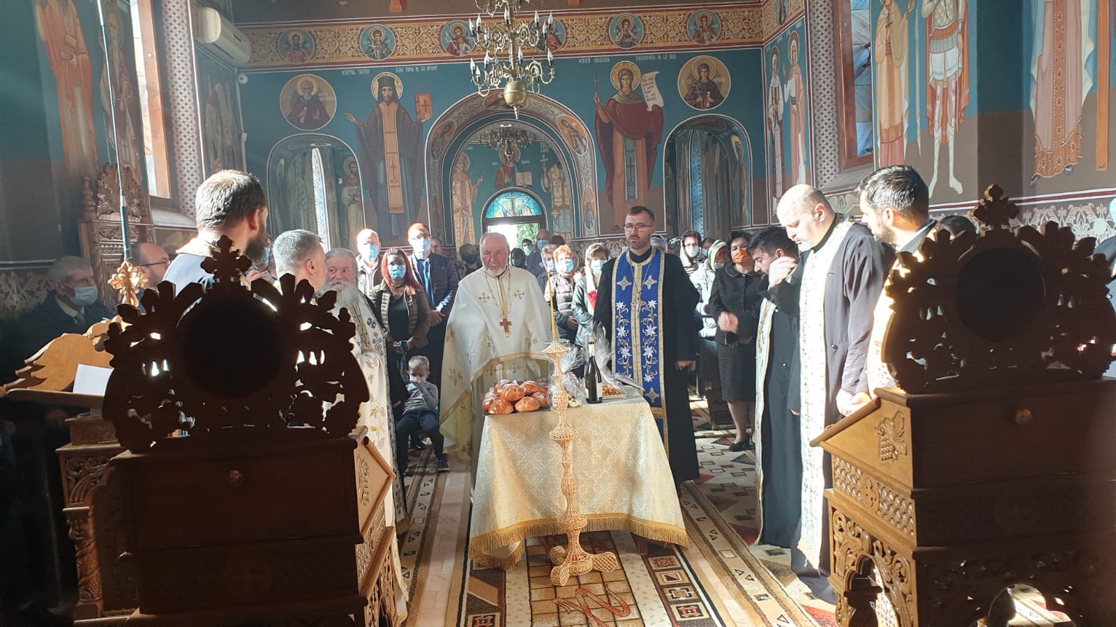 Recenzie: „Culegând roadele slujirii sale. Volum omagial dedicat Părintelui Vilie Doroșincă”