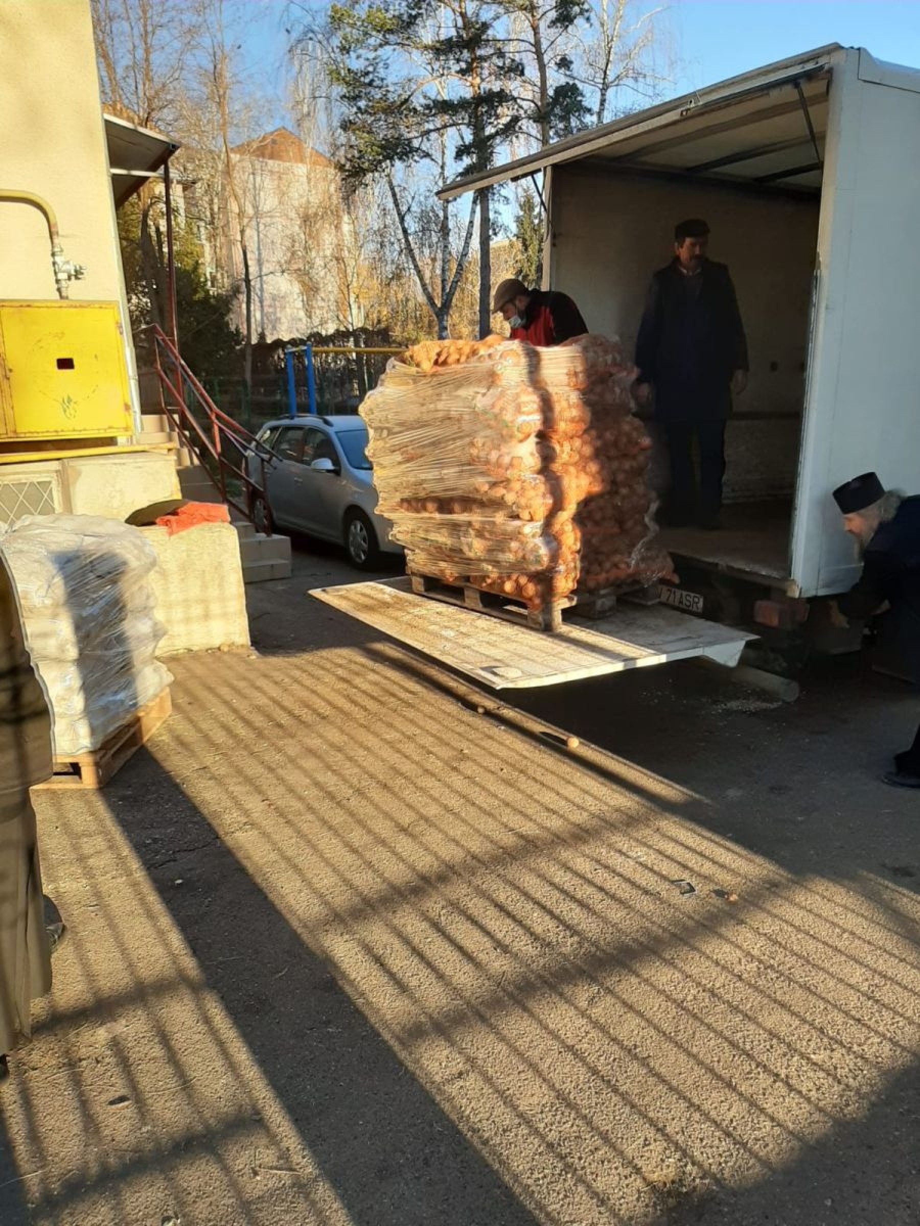 20 de tone de cartofi dăruite spitalelor din Arhiepiscopia Sucevei și Rădăuților