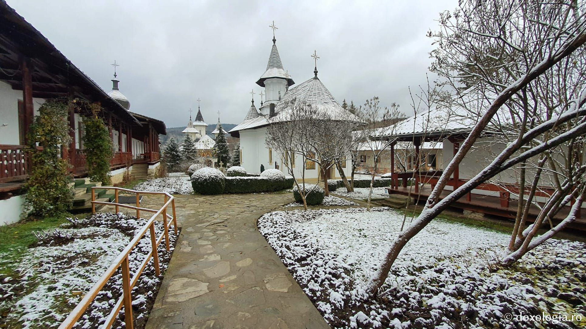 (Foto) Prima ninsoare la Mănăstirea Sihăstria