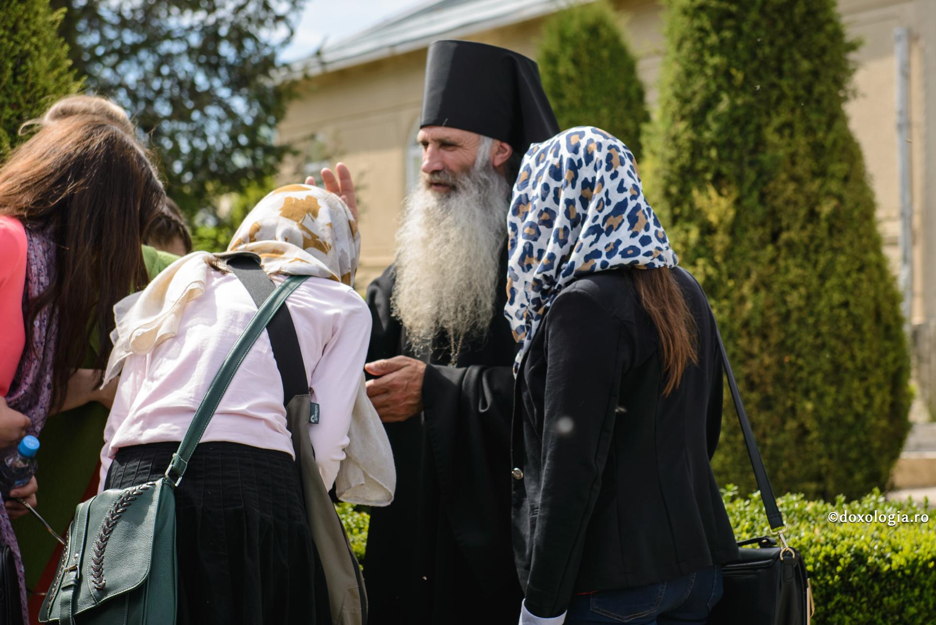 Cum să ne alegem duhovnicul potrivit? / Foto: Oana Nechifor preot binecuvântând un grup de credincioși