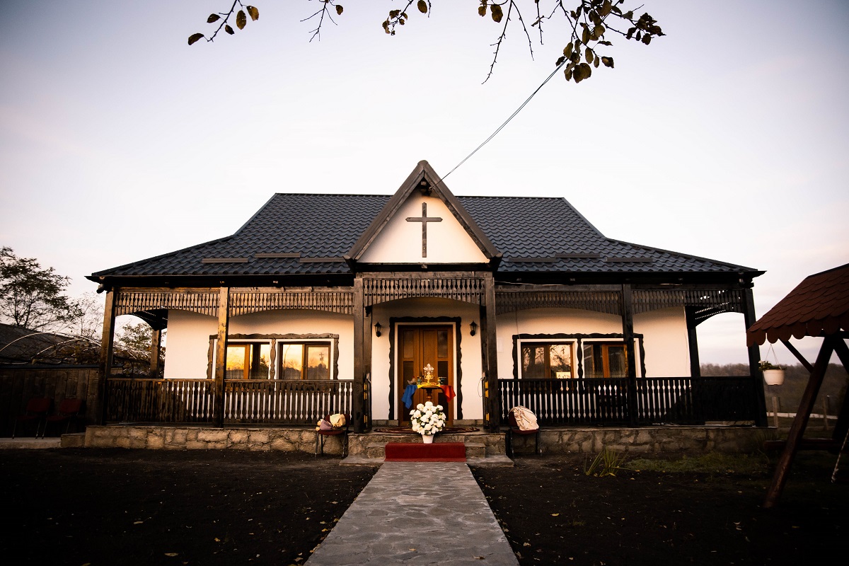 Casa parohială a comunității din Crasnaleuca Sfințire de casă parohială la Crasnaleuca. PS Părinte Damaschin Dorneanul a săvârșit slujba