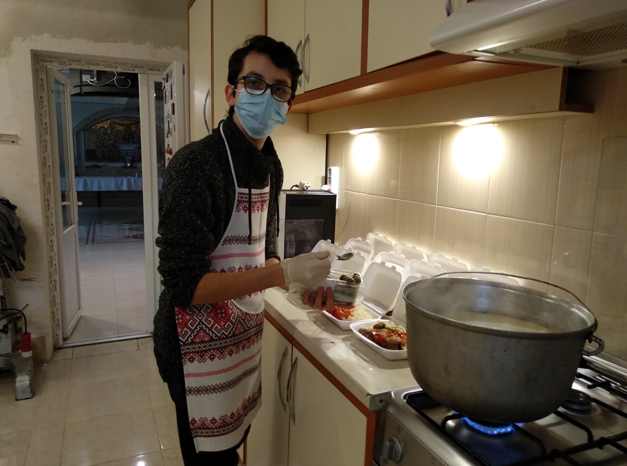 În Parohia „Sfinții Ap. Petru și Pavel” din Chilișoaia, elevii apropie, prin voluntariat, oameni, locuri și destine