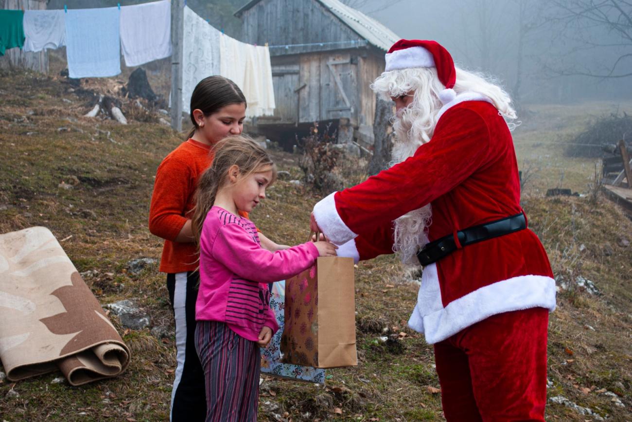 Acțiunea umanitară „Poți fi și tu Moș Crăciun”, organizată de ASCOR Alba Iulia
