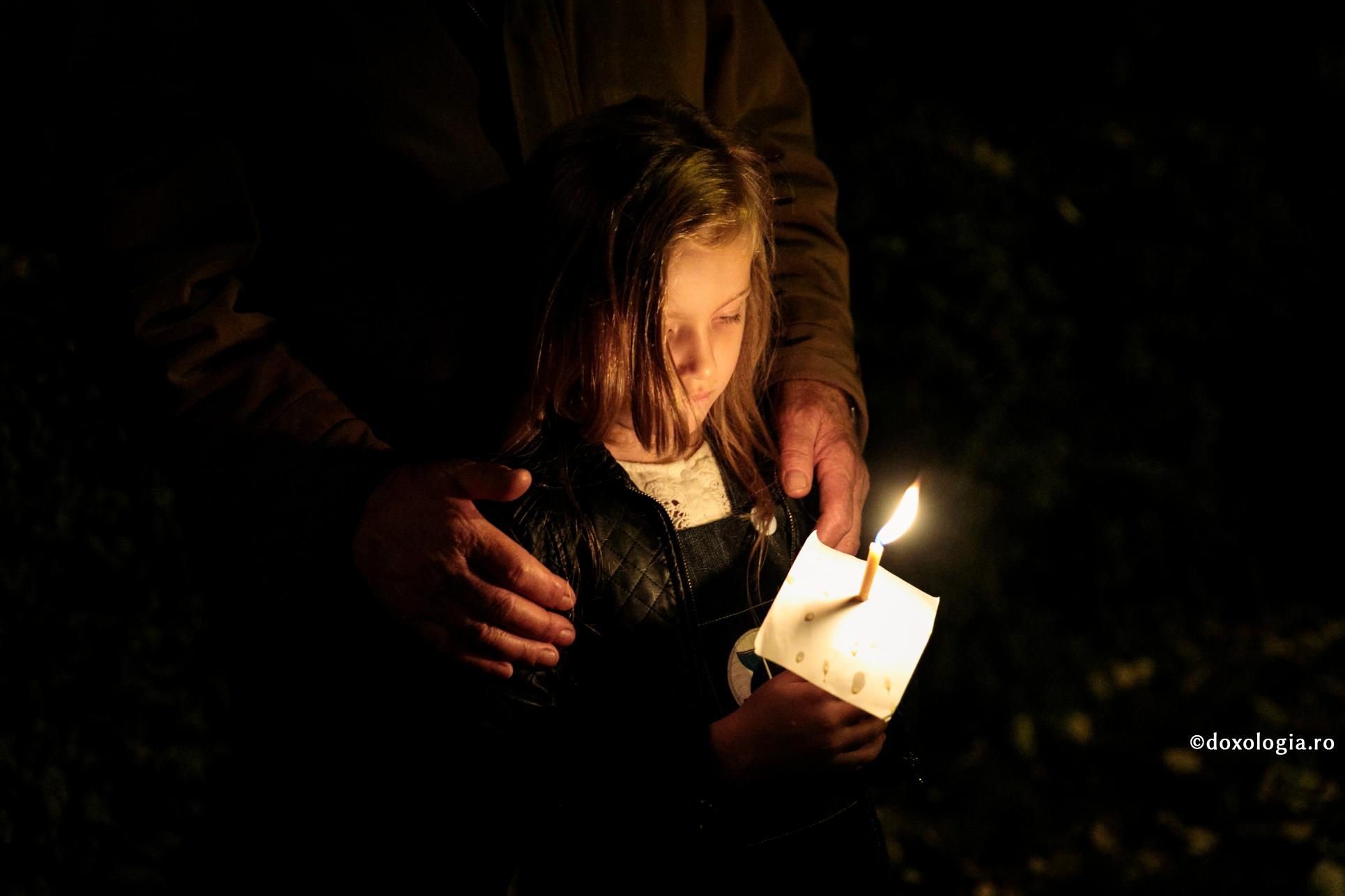Ascultarea de părinți trebuie să fie necondiționată? / Foto: Oana Nechifor copilă cu lumânare aprinsă
