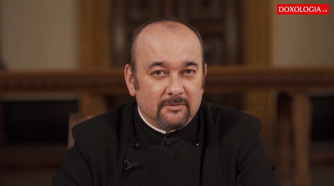 Părintele Cezar Hârlaoanu / Foto: captură doxologia.ro (Video) Despre mânia mai-marelui sinagogii și vindecarea femeii gârbove – Explicații la Evanghelia Duminicii a 27-a după Rusalii