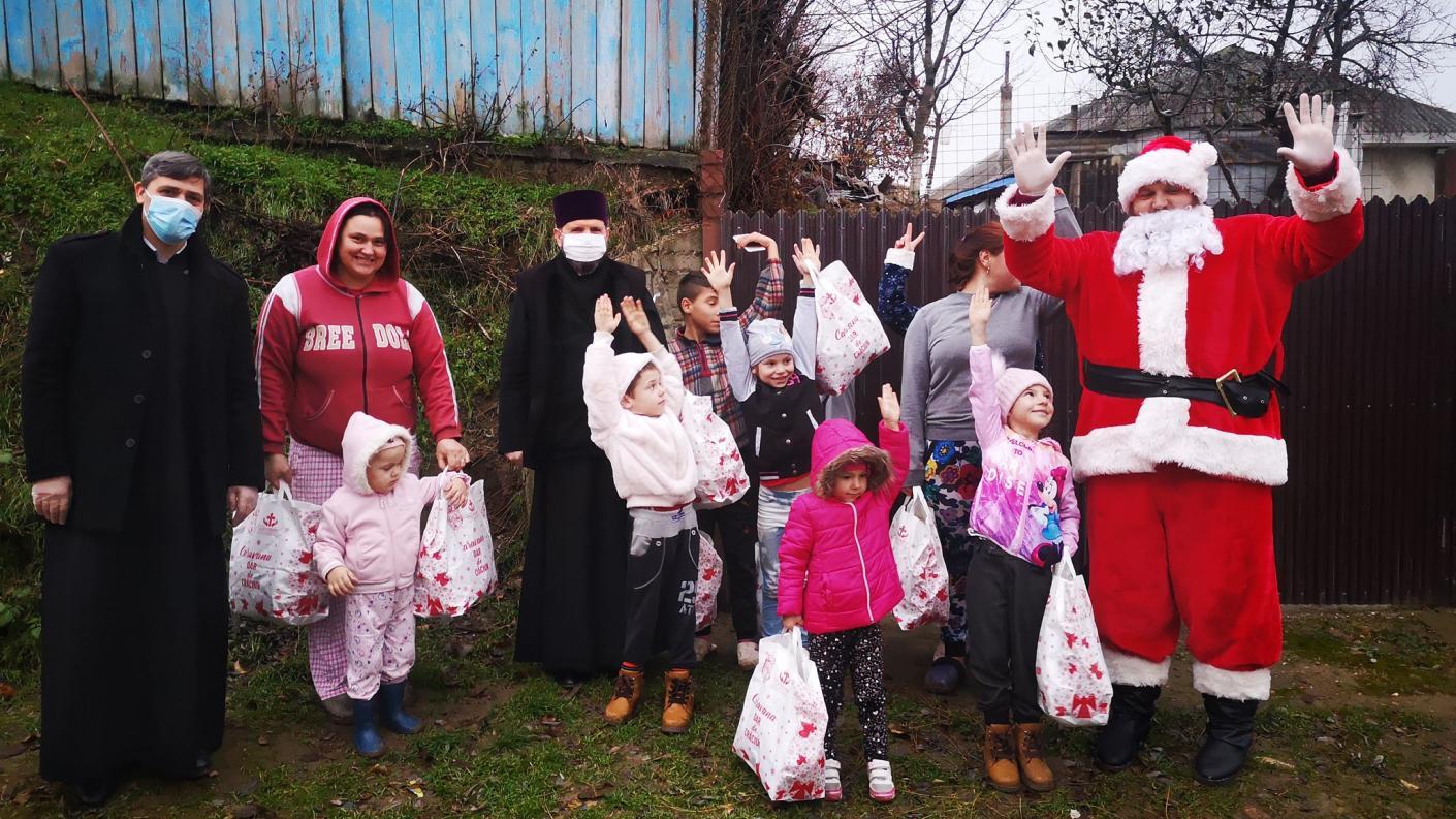 Caravana „Dar de Crăciun” în Protopopiatul Bârlad: „Primim zilnic câte o lecție de viață. Fericirea vine din lucruri simple”