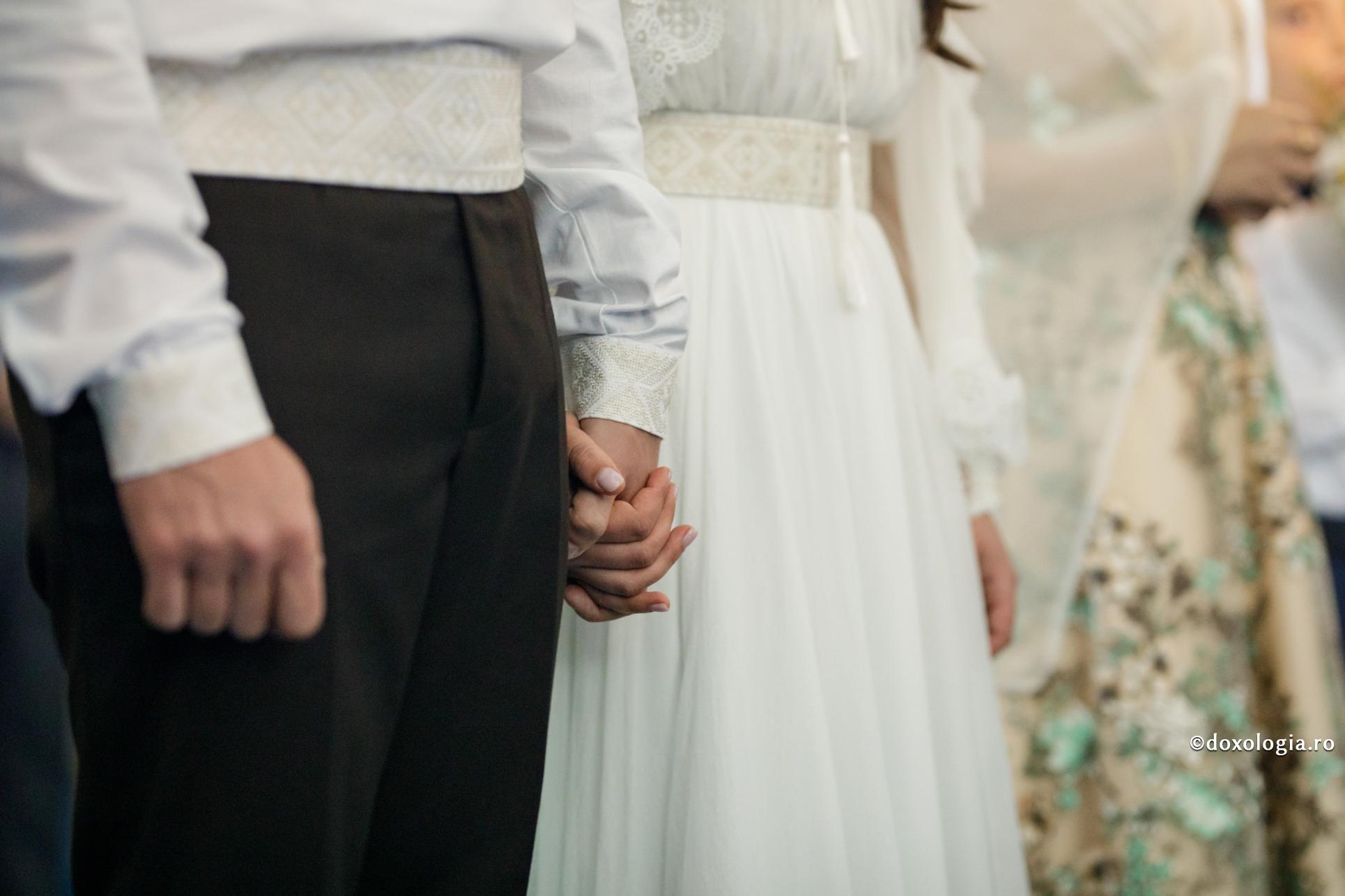 Te simți presat să-ți întemeiezi o familie? / Foto: Oana Nechifor miri ținându-se de mână