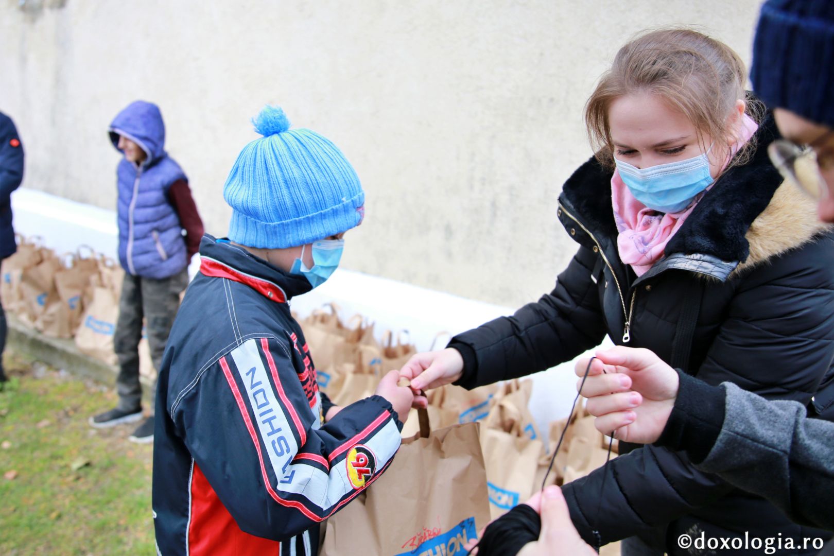 „Cutia cu papucei pentru Ei” a ajuns și la Parohia Budești: Prietenii Sfântului Nicolae au adus daruri pentru 77 de copii