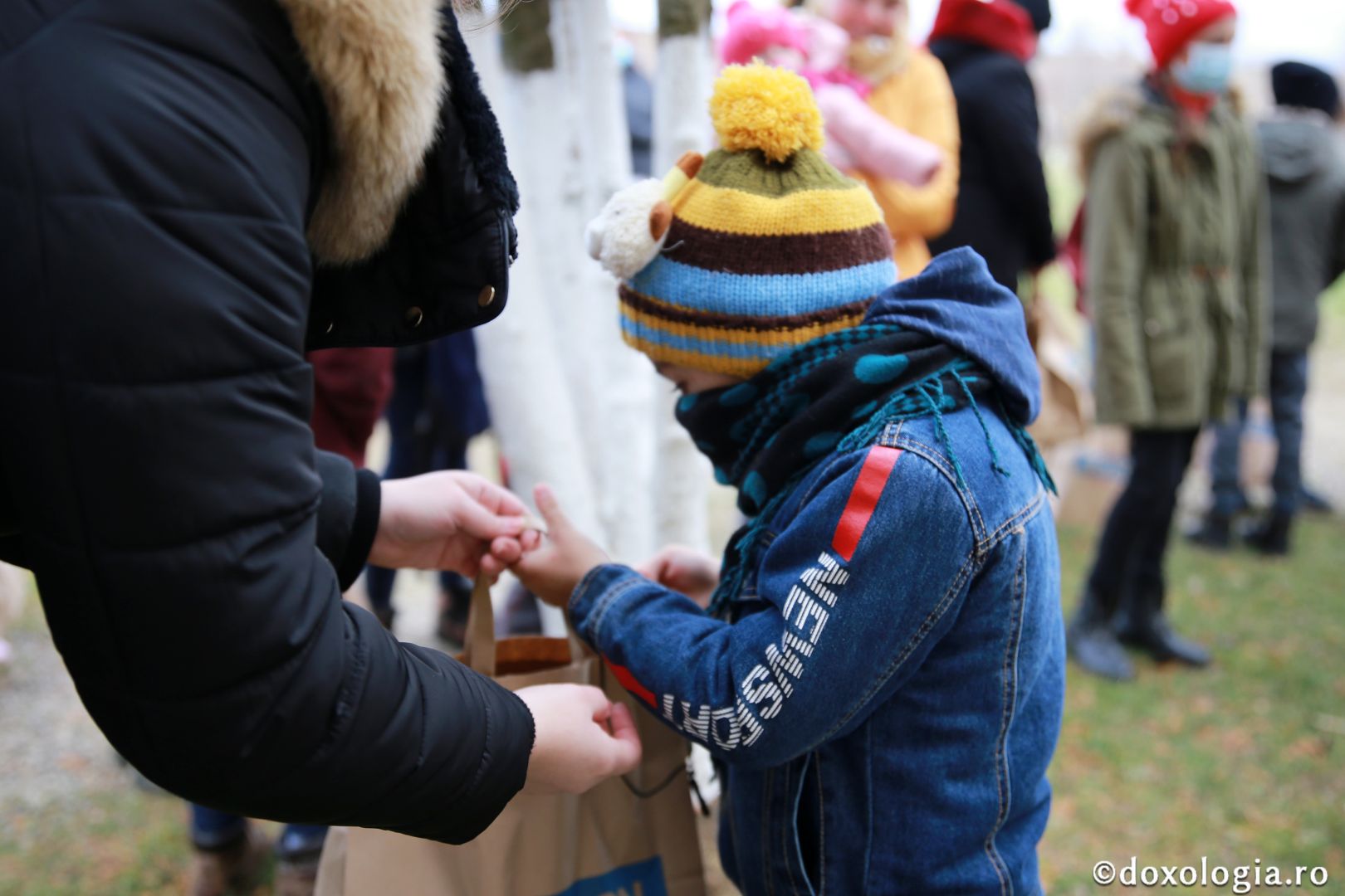 „Cutia cu papucei pentru Ei” a ajuns și la Parohia Budești: Prietenii Sfântului Nicolae au adus daruri pentru 77 de copii