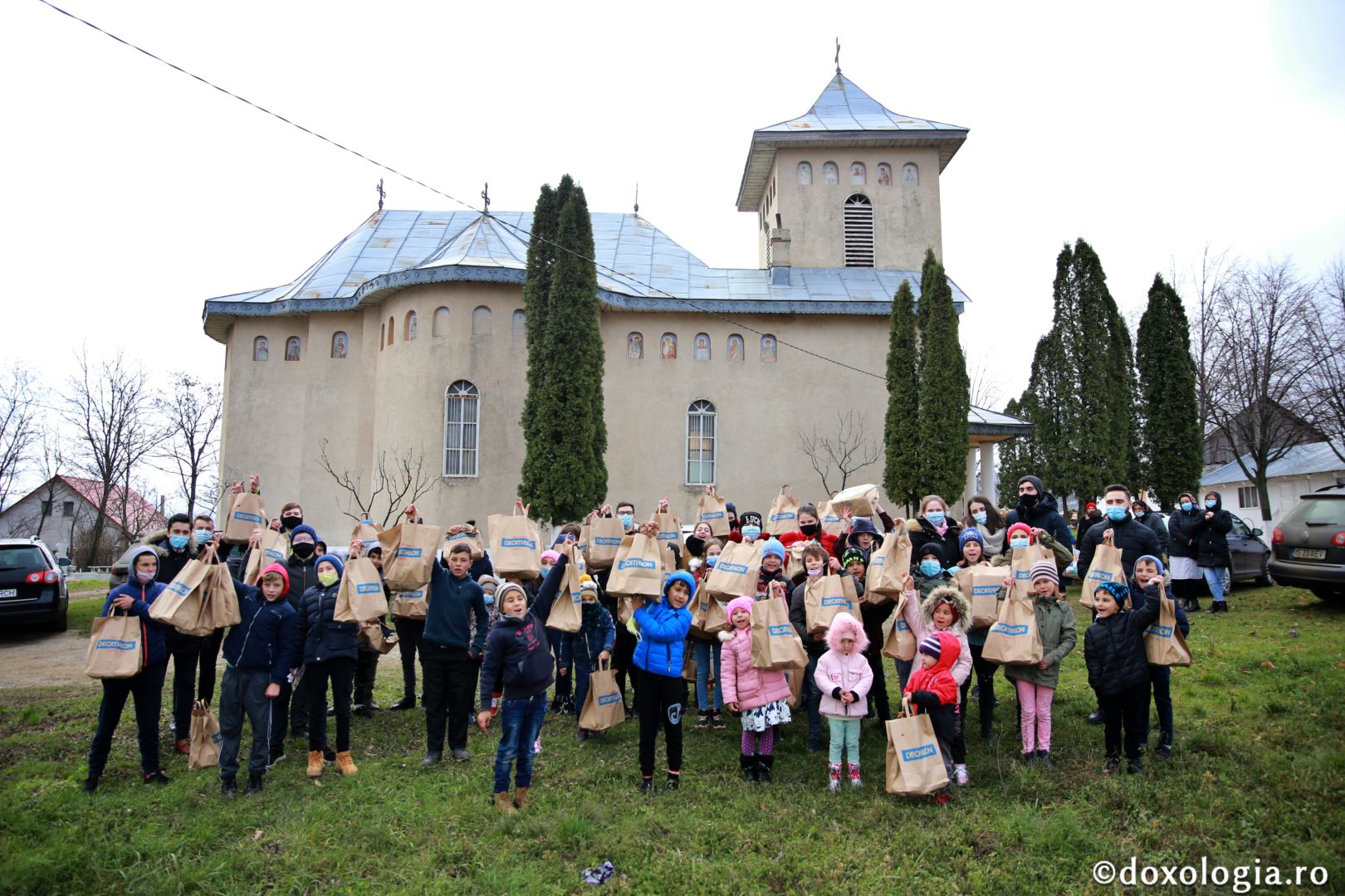 „Cutia cu papucei pentru Ei” a ajuns și la Parohia Budești: Prietenii Sfântului Nicolae au adus daruri pentru 77 de copii
