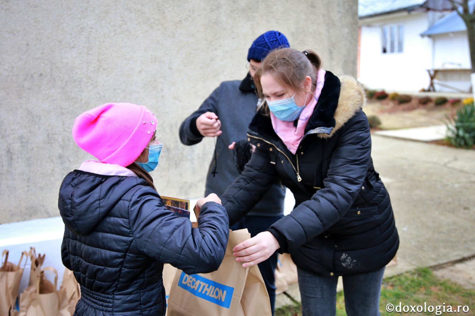 „Cutia cu papucei pentru Ei” a ajuns și la Parohia Budești: Prietenii Sfântului Nicolae au adus daruri pentru 77 de copii