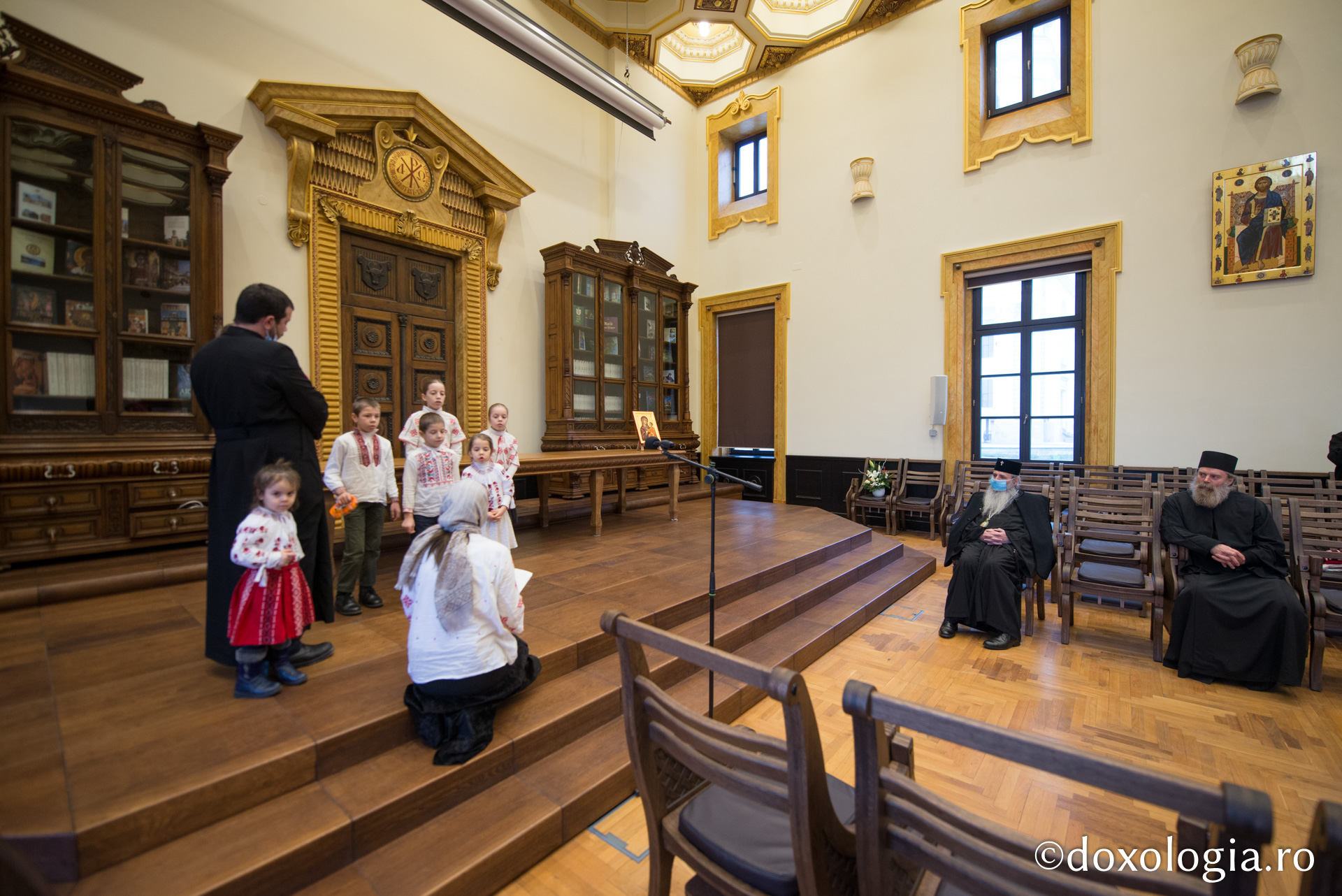 Familia preotului Ionuț Alexandru Figher – Colindători la Reședința Mitropolitană 2020