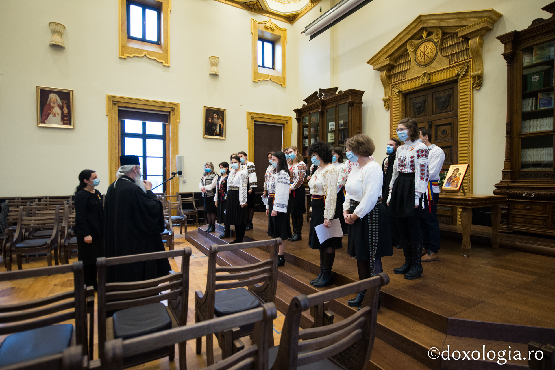 Colindători la Reședința Mitropolitană / foto: Tudorel Rusu Corul profesorilor de Religie din județul Iași – Colindători la Reședința Mitropolitană 2020