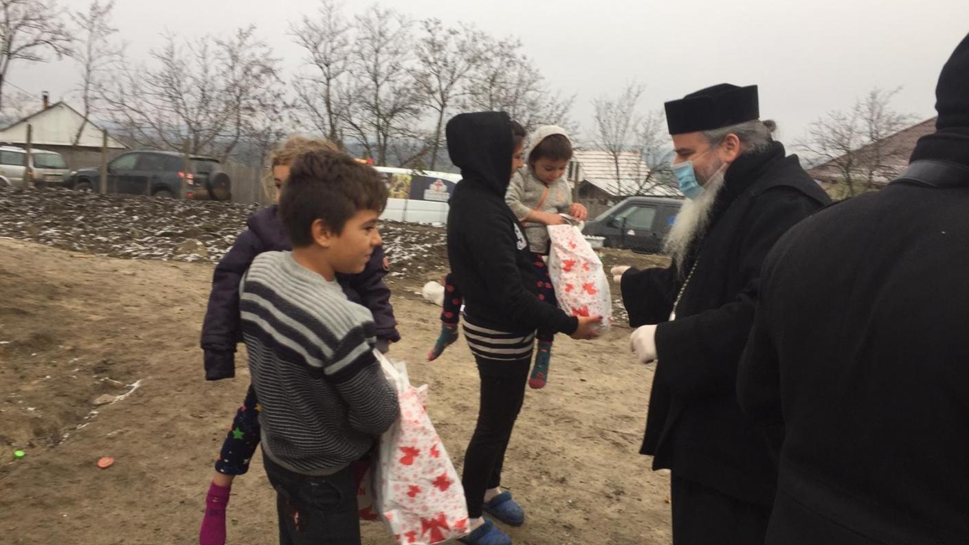 Caravana „Dar de Crăciun” își continuă drumul pe la casele copiilor nevoiași din satele Episcopiei Hușilor