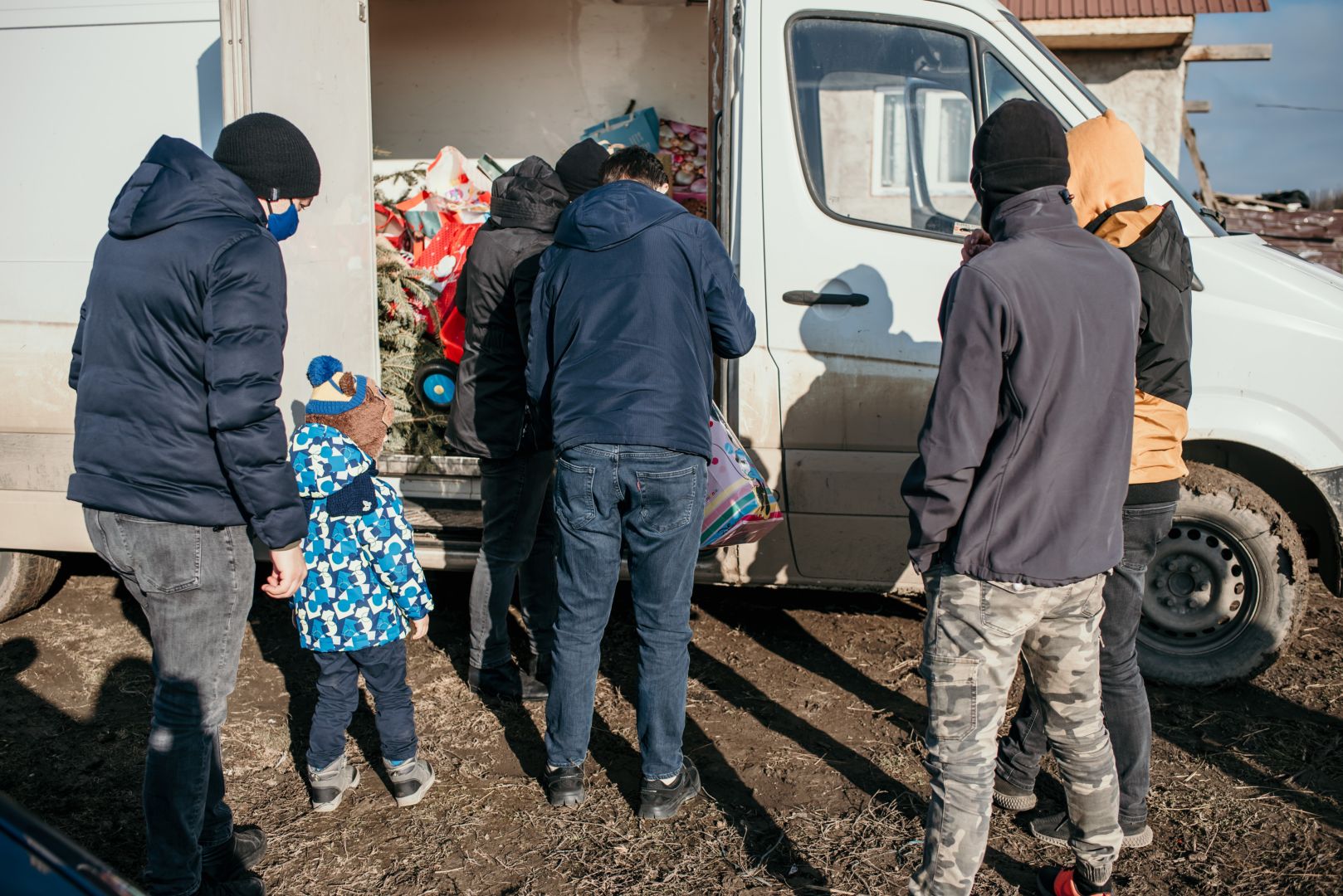 Bucurie pentru 20 de familii neajutorate din partea Sfântului Nicolae
