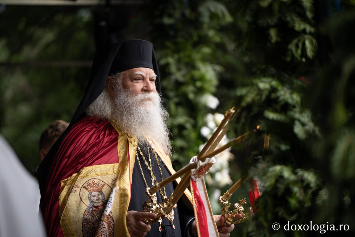 „Lecţia iubirii şi a împlinirii legii” - Predica Înaltpreasfințitului Părinte Calinic la Duminica a XXVII-a după Rusalii (Tămăduirea femeii gârbove)