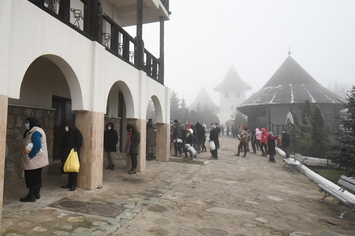 Campania „Daruri în cinstea pruncului Iisus” la Mănăstirea Hadâmbu