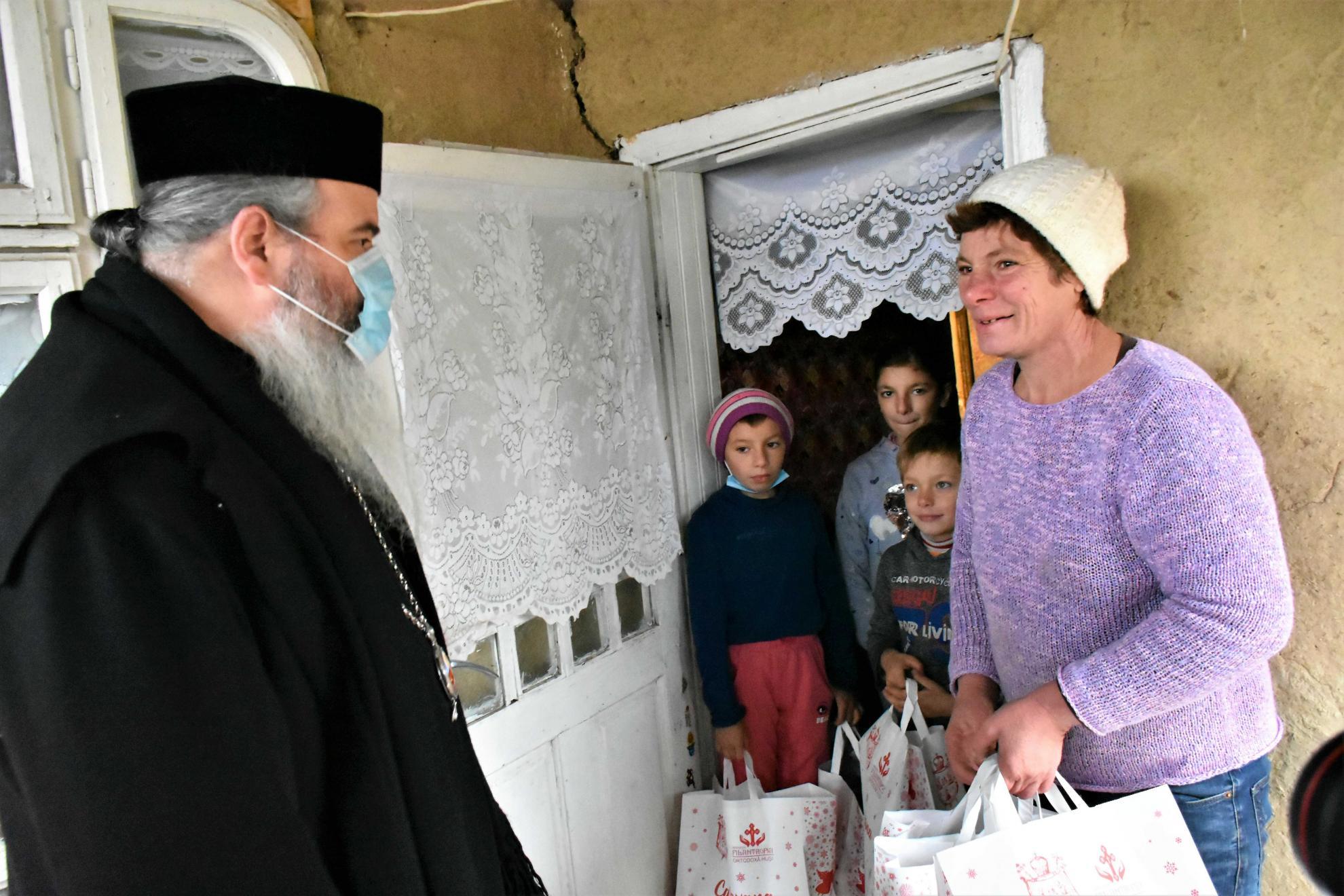 Caravana „Dar de Crăciun” din Episcopia Huşilor ajunge la 3000 de copii din judeţul Vaslui