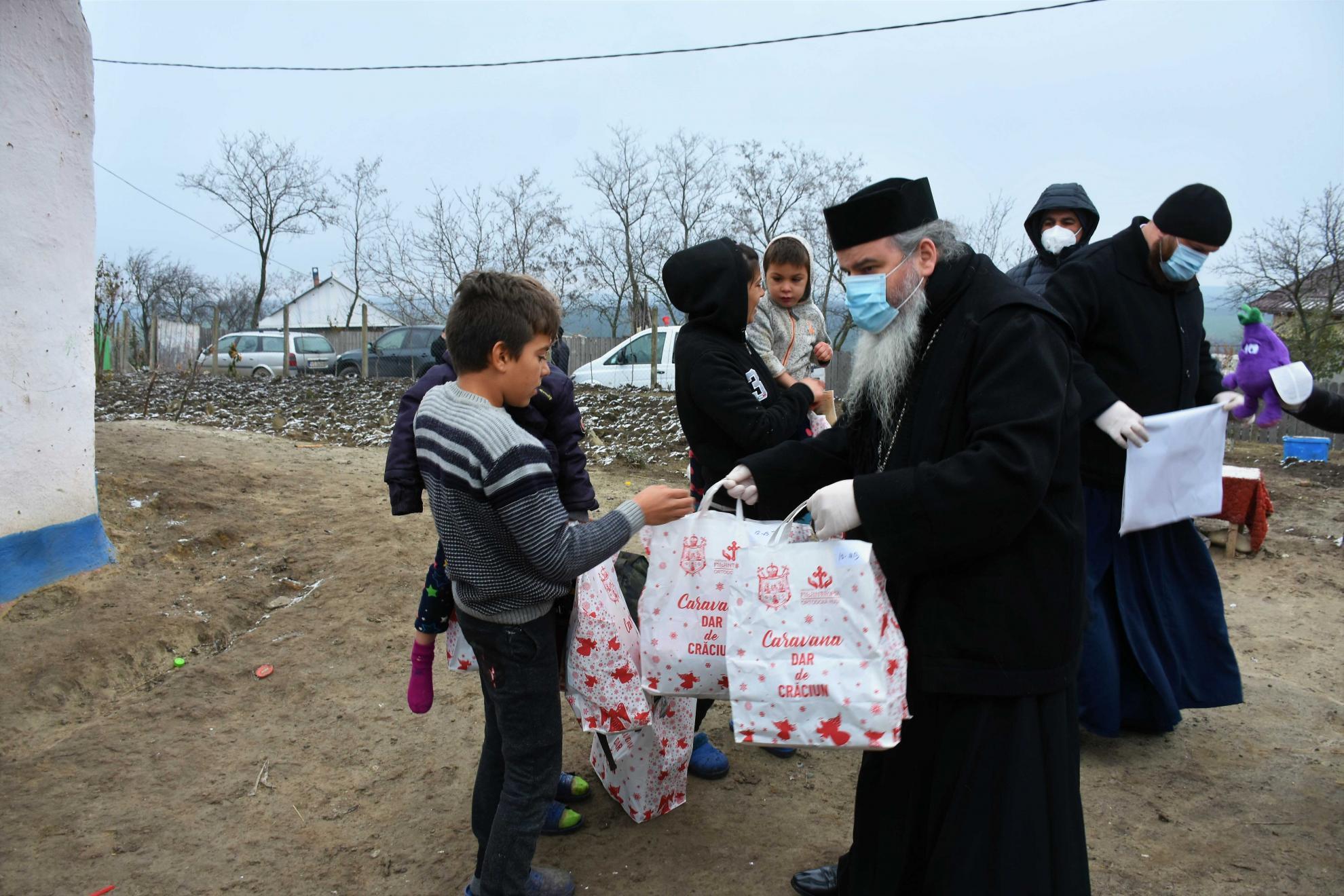 Caravana „Dar de Crăciun” din Episcopia Huşilor ajunge la 3000 de copii din judeţul Vaslui