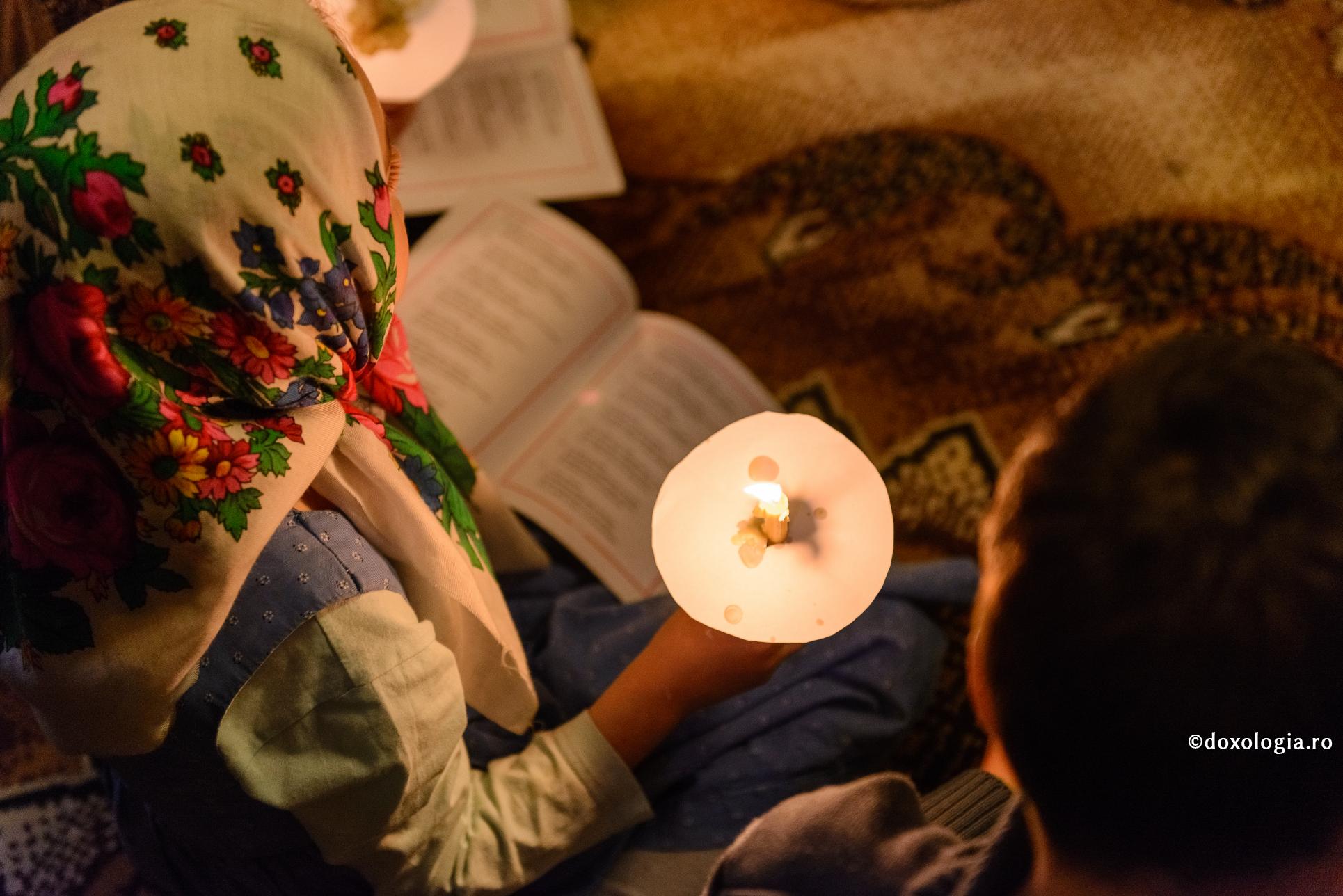 Căminul familiei – loc potrivit de întâlnire cu Dumnezeu / Foto: Oana Nechifor lumânare aprinsă în mână