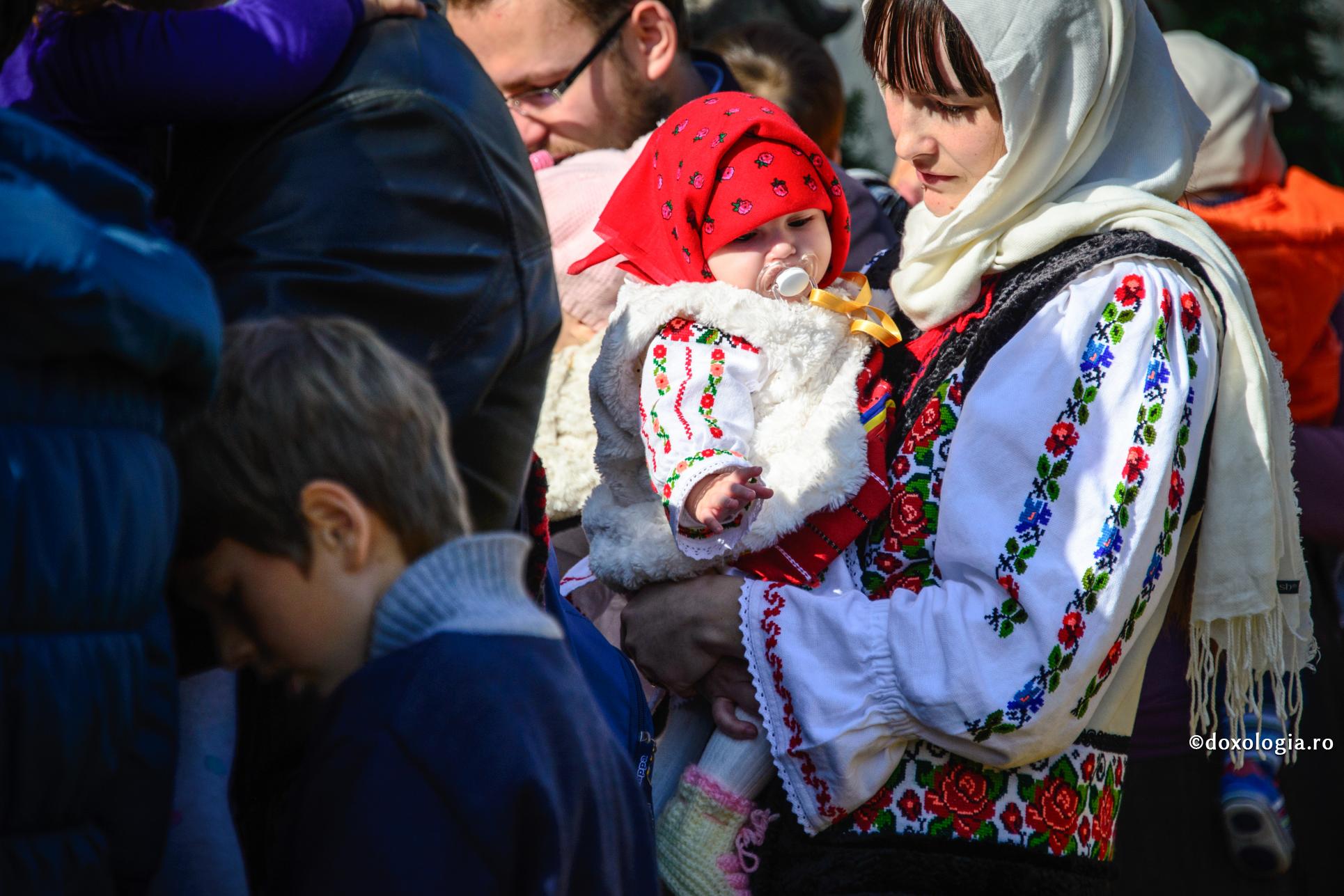Sunteți soție, sunteți mamă, sunteți stăpână a casei / Foto: Oana Nechifor mamă cu copilul în brațe