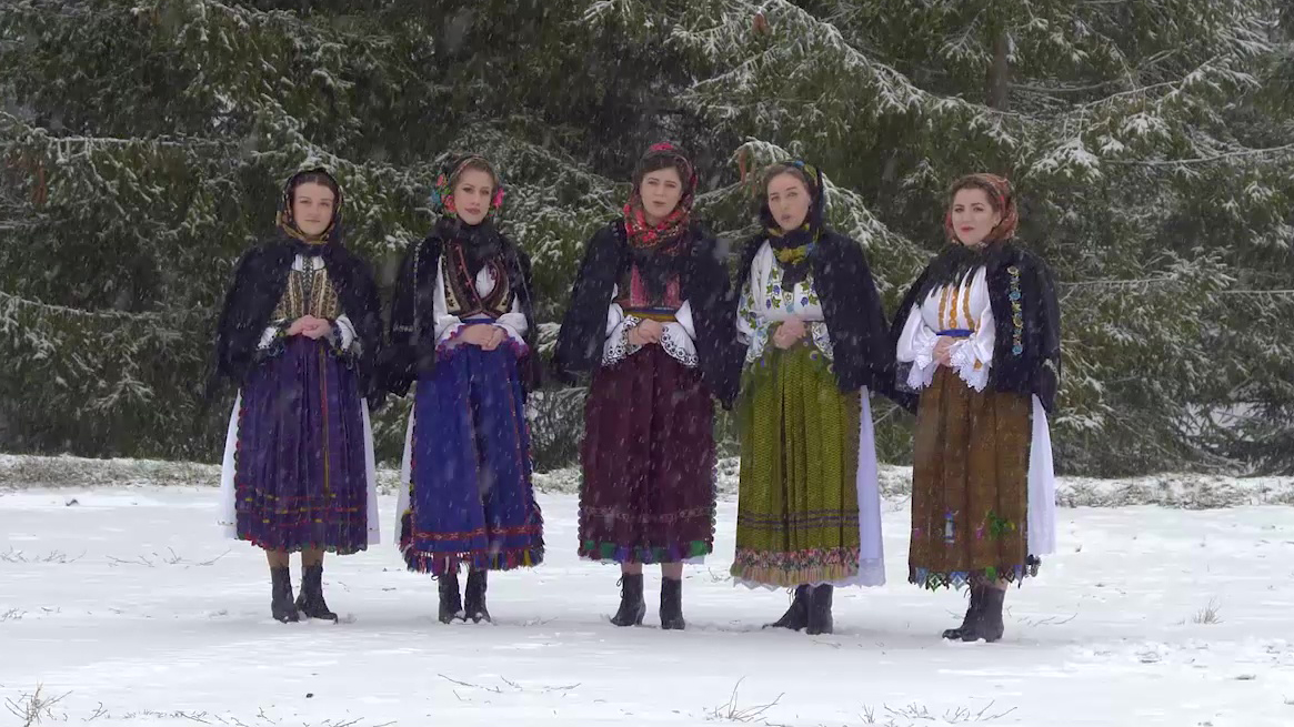 (Video) În ia’ sară-i sară mare – Fetele de pe Târnave