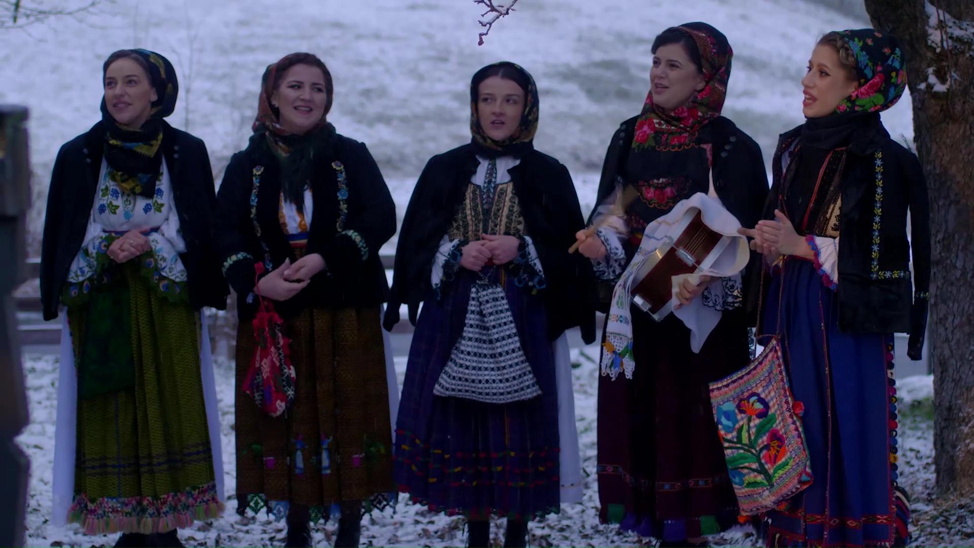 (Video) D’a cui îs aceste curți – Fetele de pe Târnave