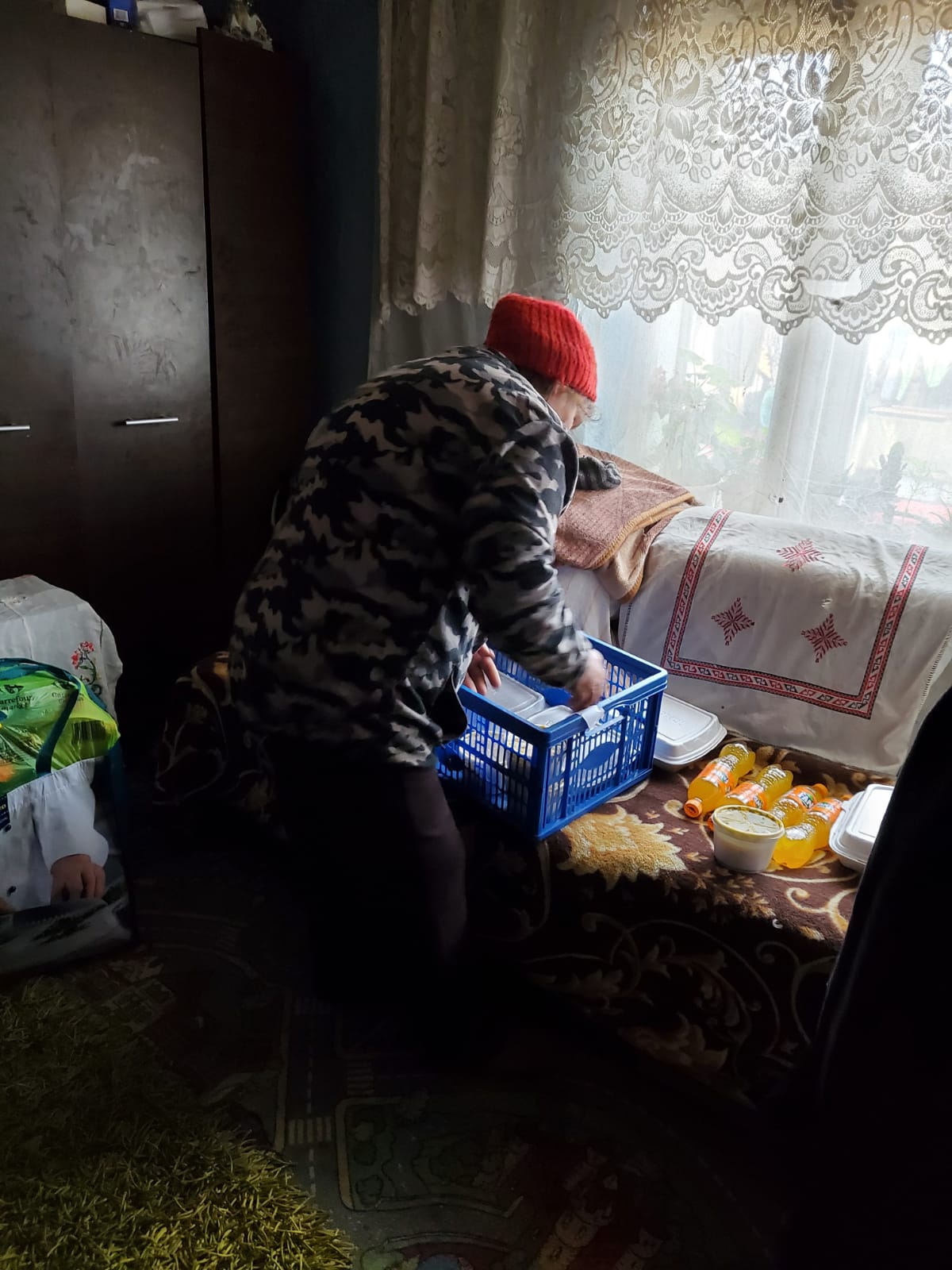 Doi fotografi din Iași au oferit o #masăcaldădecrăciun celor fără posibilități