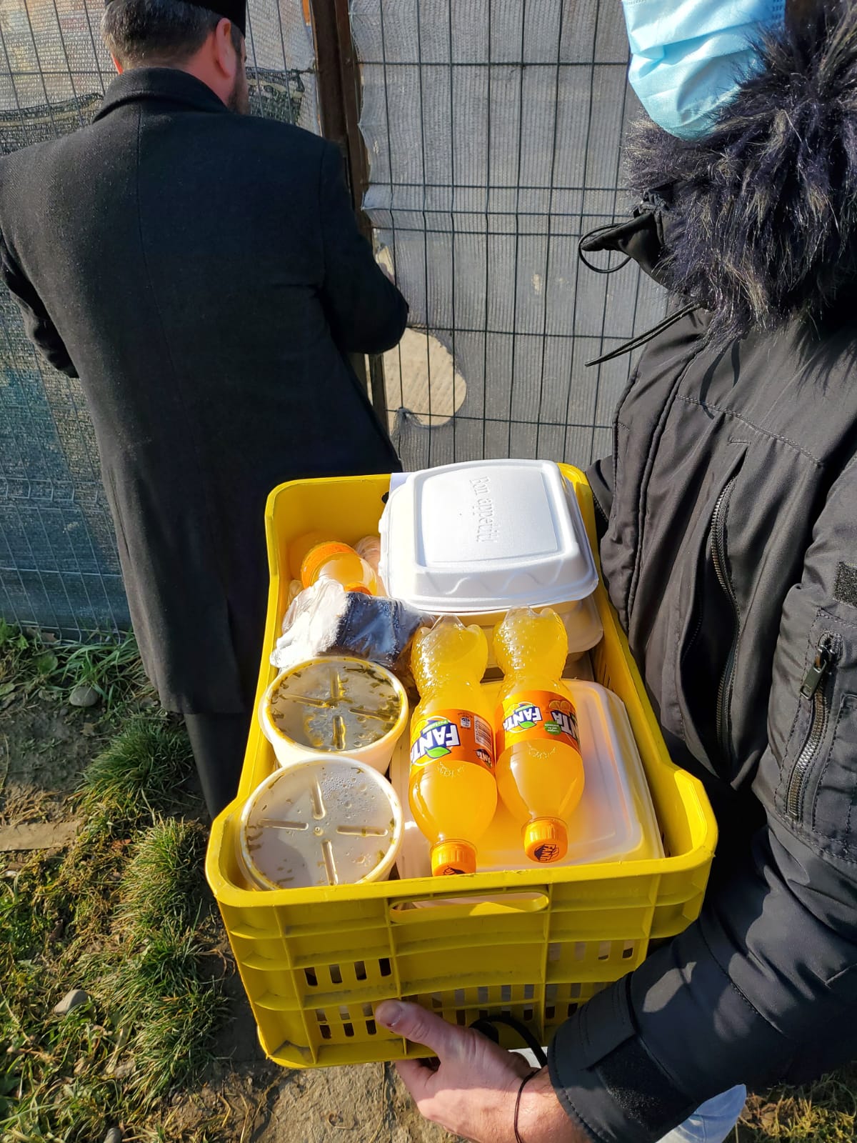 Doi fotografi din Iași au oferit o #masăcaldădecrăciun celor fără posibilități