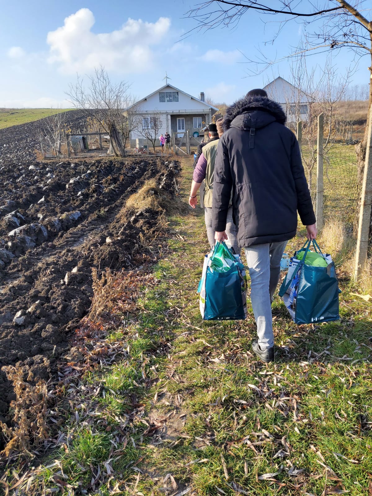 Doi fotografi din Iași au oferit o #masăcaldădecrăciun celor fără posibilități