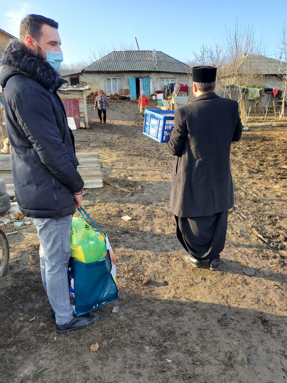 Doi fotografi din Iași au oferit o #masăcaldădecrăciun celor fără posibilități