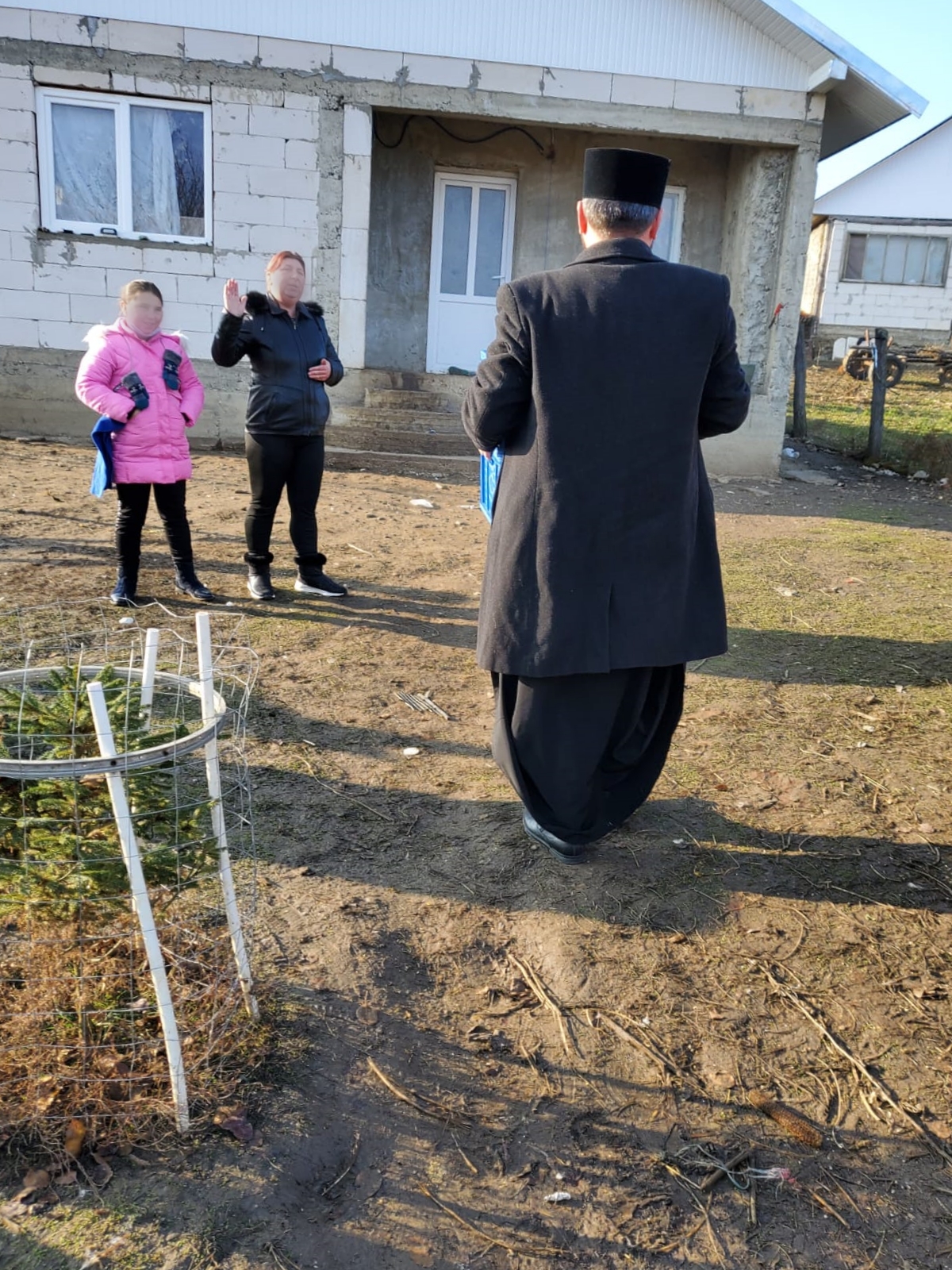 Doi fotografi din Iași au oferit o #masăcaldădecrăciun celor fără posibilități