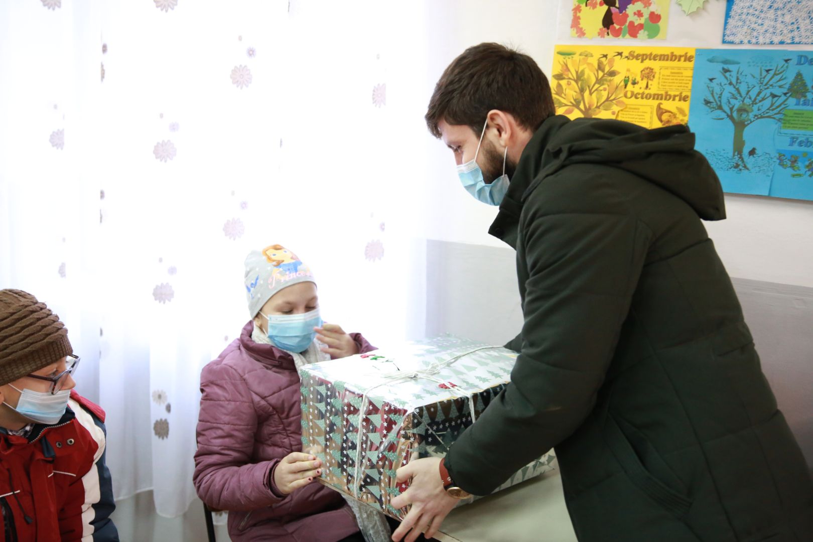 Cadouri pentru elevii din Ghergheleu, Rediu Galian și Pribești, din partea prietenilor Sfântului Nicolae