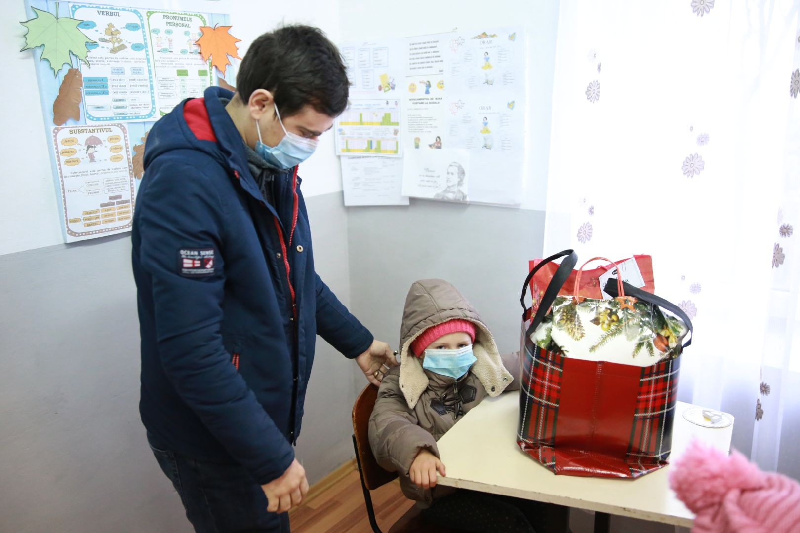 Cadouri pentru elevii din Ghergheleu, Rediu Galian și Pribești, din partea prietenilor Sfântului Nicolae