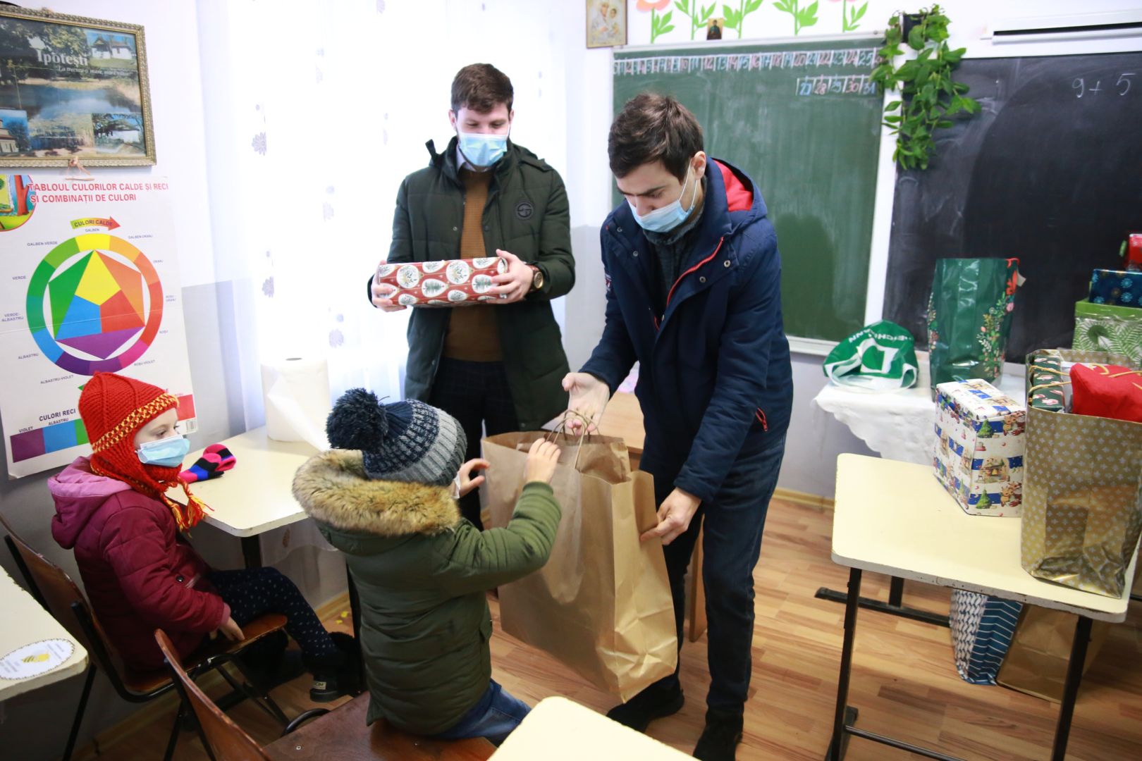 Cadouri pentru elevii din Ghergheleu, Rediu Galian și Pribești, din partea prietenilor Sfântului Nicolae