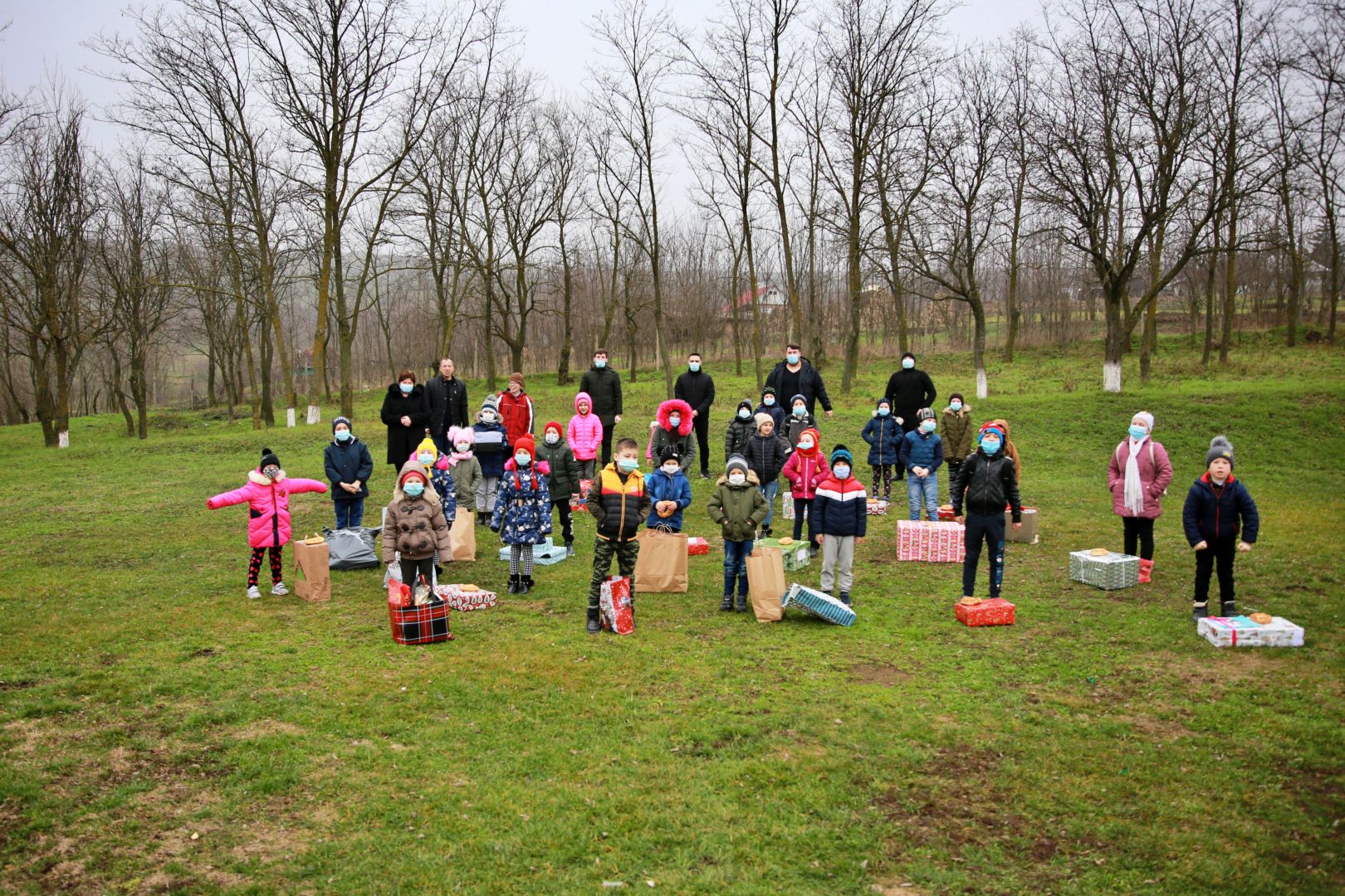 Cadouri pentru elevii din Ghergheleu, Rediu Galian și Pribești, din partea prietenilor Sfântului Nicolae