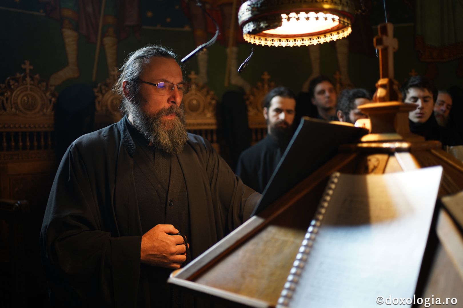 Parastas pentru duhovnicii din „Grădina cu sfinți”: PS Varlaam Ploieșteanul a slujit la Mănăstirea Sihăstria