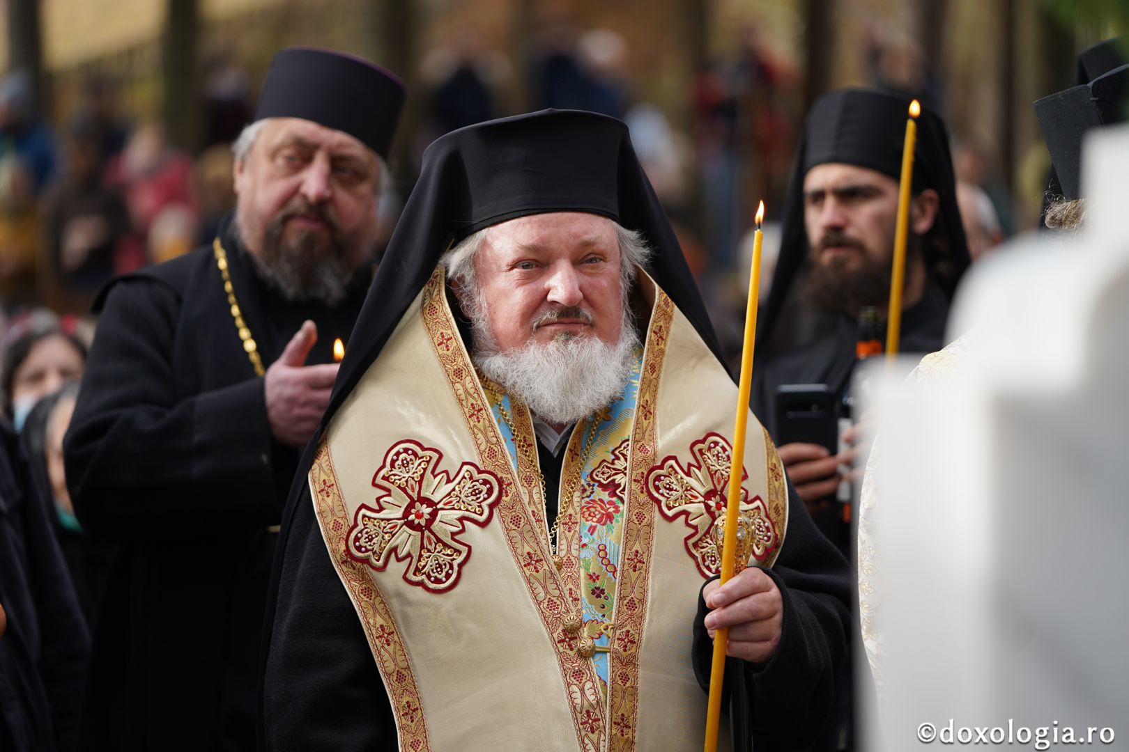 Parastas pentru duhovnicii din „Grădina cu sfinți”: PS Varlaam Ploieșteanul a slujit la Mănăstirea Sihăstria